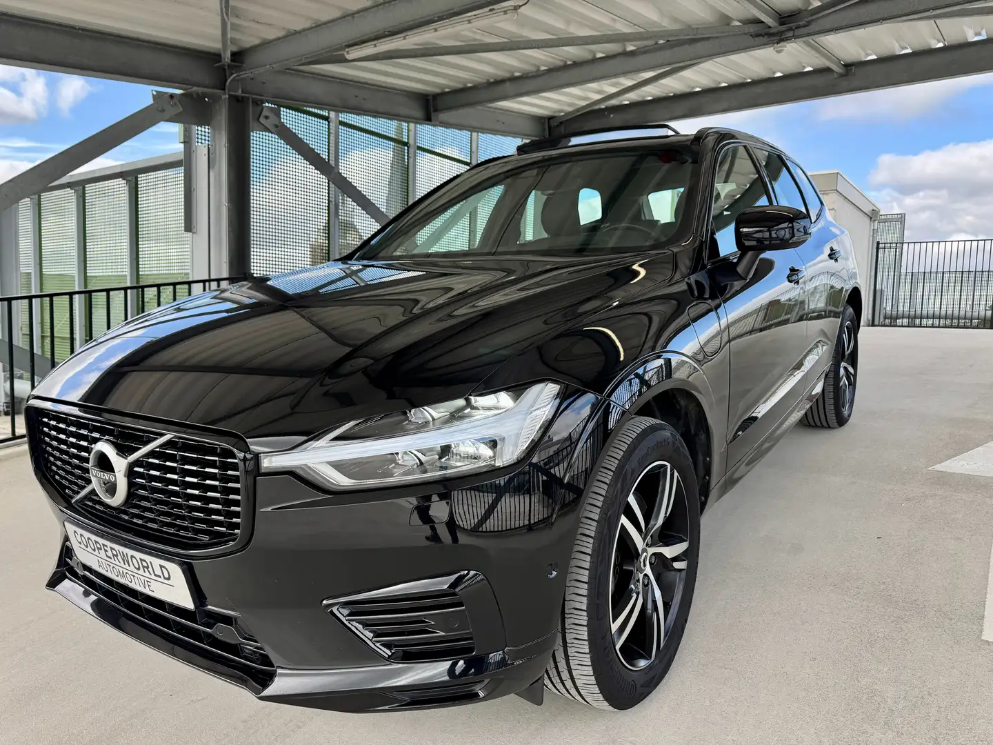 Volvo XC60 R-Design | AWD | HUD | PANO | 340PK Schwarz - 1