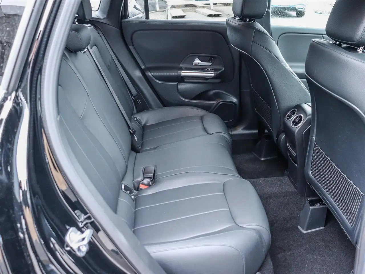 Mercedes-Benz GLA снимка Mercedes-Benz GLA