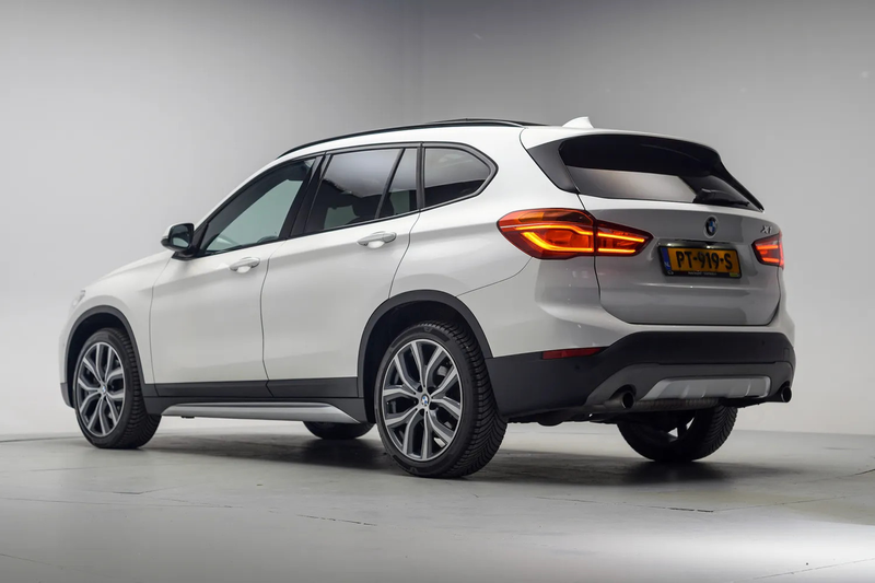 BMW X1 xDrive20i 192pk High Executive xLine Aut. [ Panora — photo 3