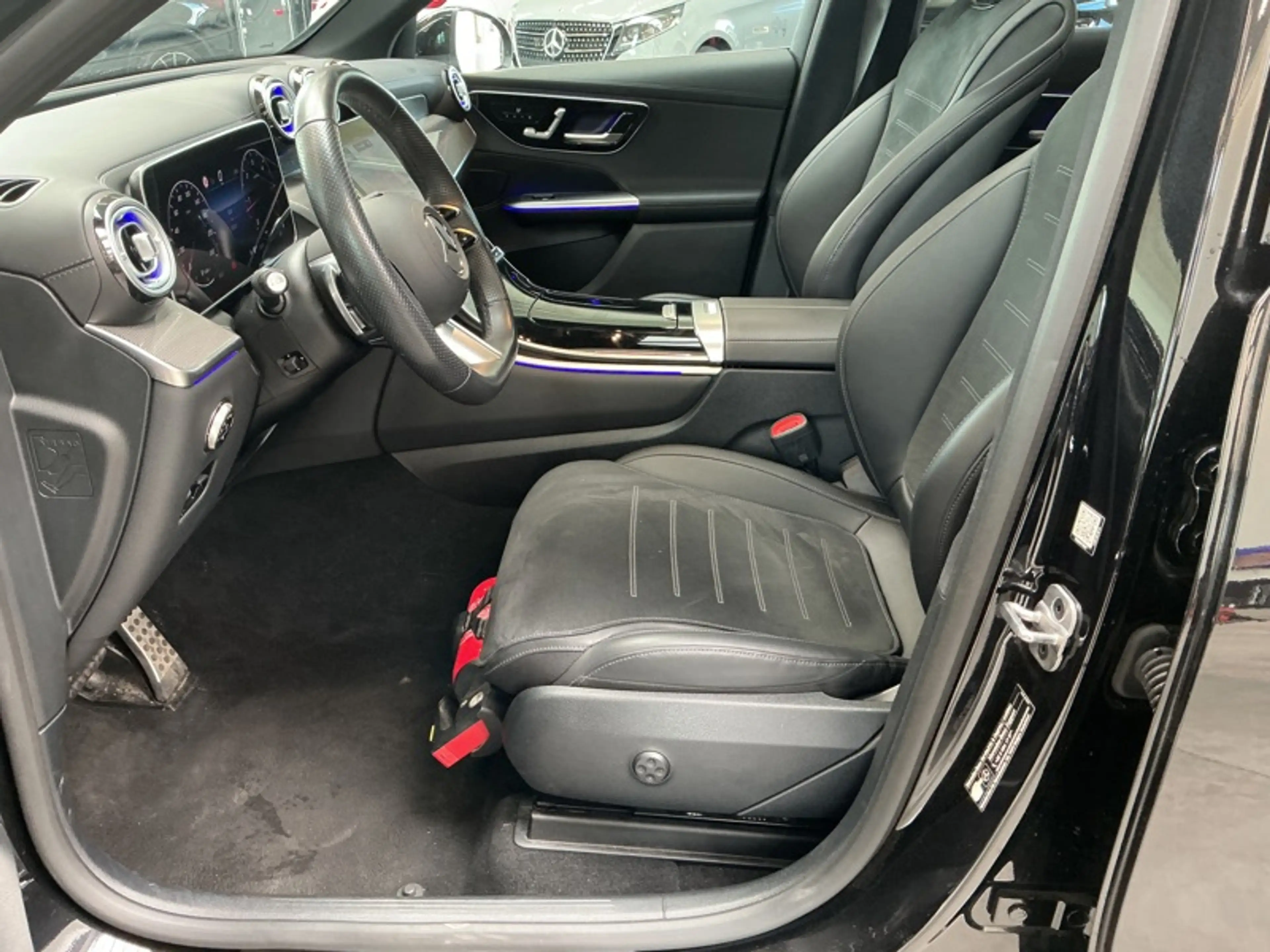Mercedes-Benz GLC 200 d 4MATIC AMG Line Toit Pano — photo 13
