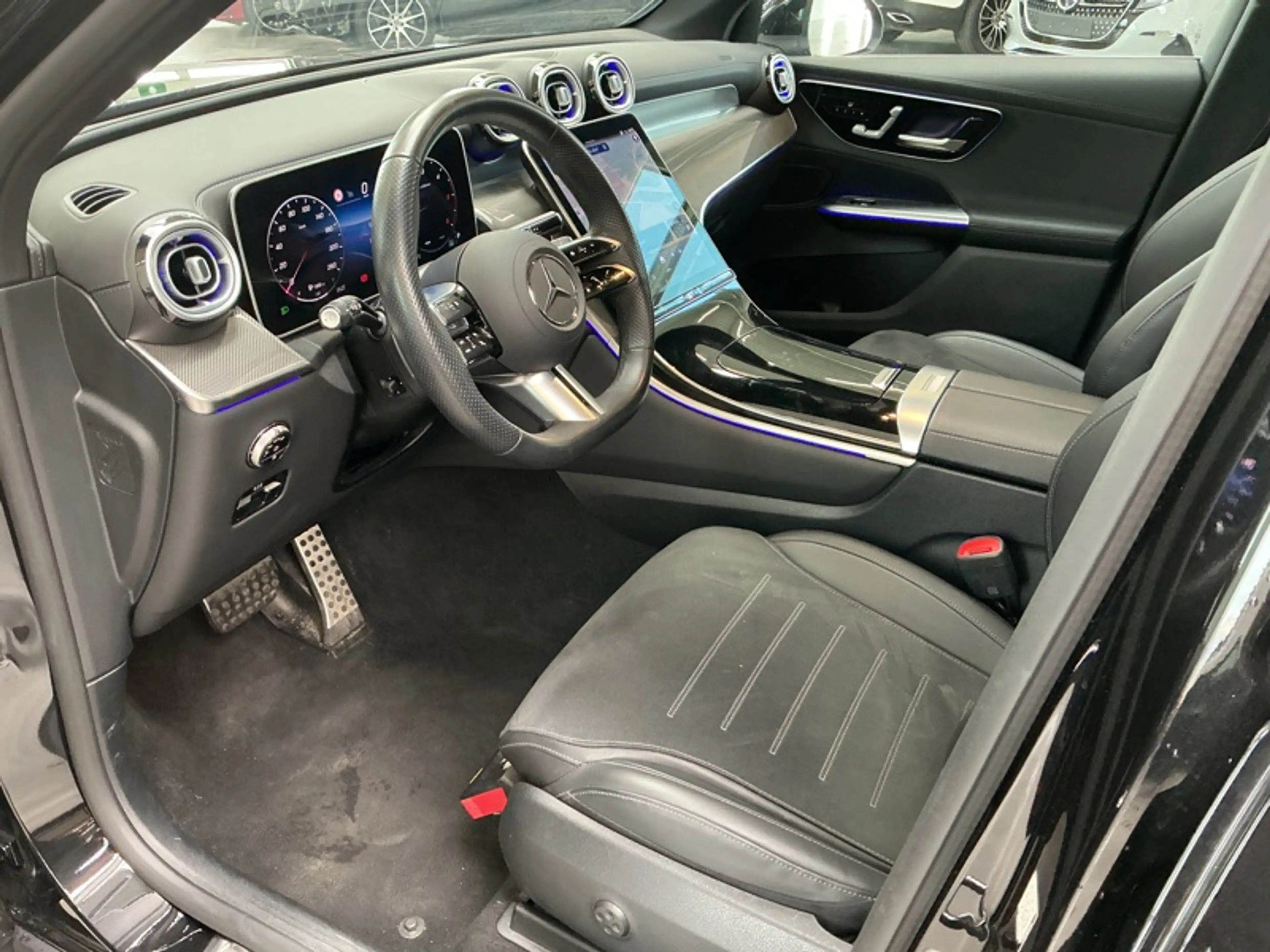 Mercedes-Benz GLC 200 d 4MATIC AMG Line Toit Pano — photo 12