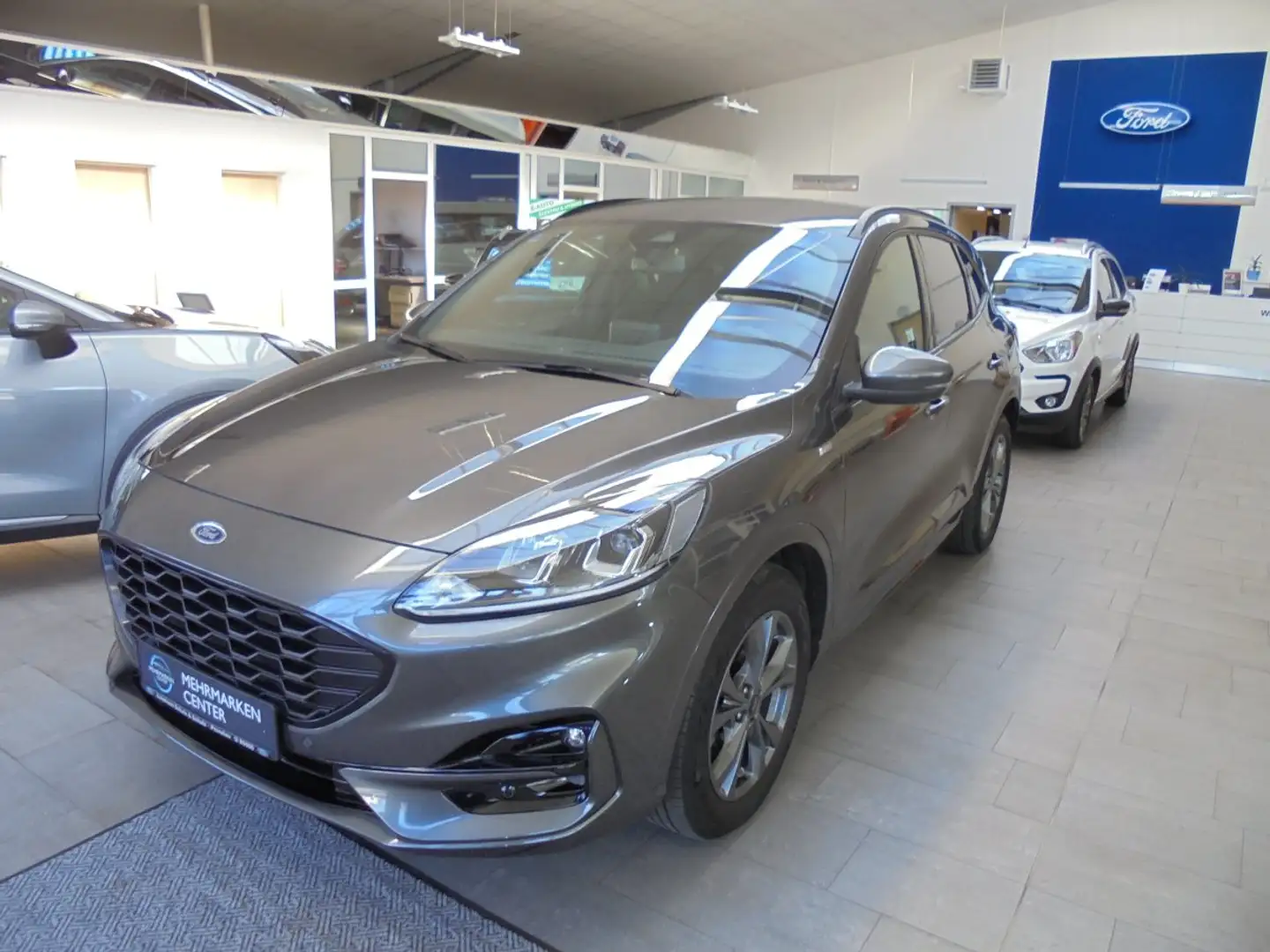 Ford Kuga 1.5 EcoBoost ST-Line Anhängerzug Winterpaket Grijs - 1