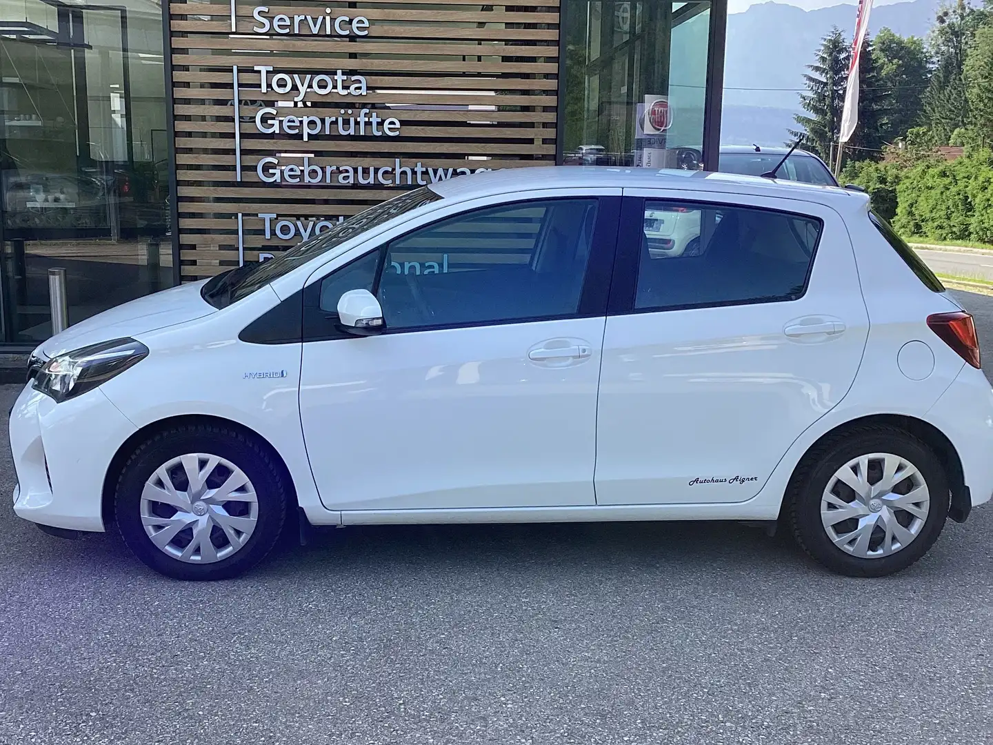 Toyota Yaris 1,5 VVT-i Hybrid Active Weiß - 2