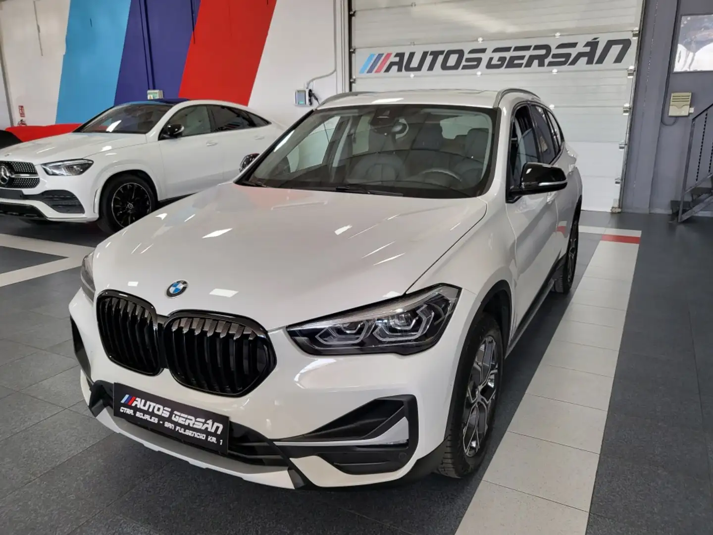 BMW X1 sDrive 18dA Corporate Wit - 2