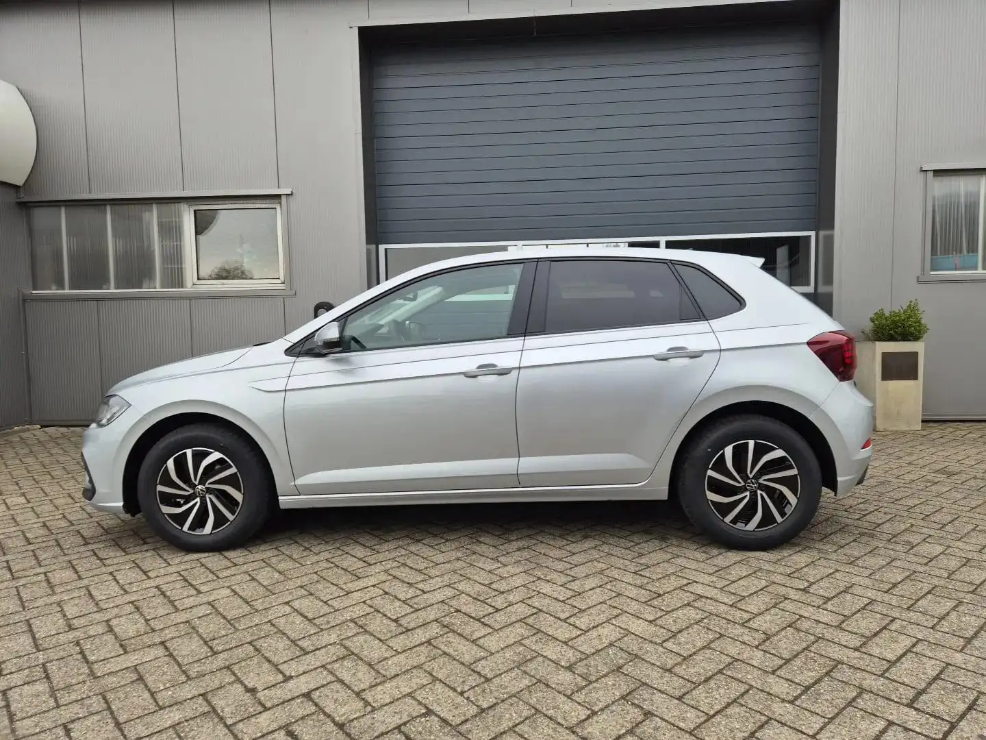 Volkswagen Polo Life 1.0 TSI 95PS Rückf.Kamera Sitzheizung Digital Silber - 2