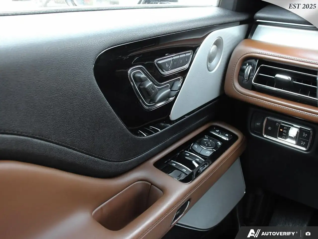 Lincoln Aviator снимка Lincoln Aviator