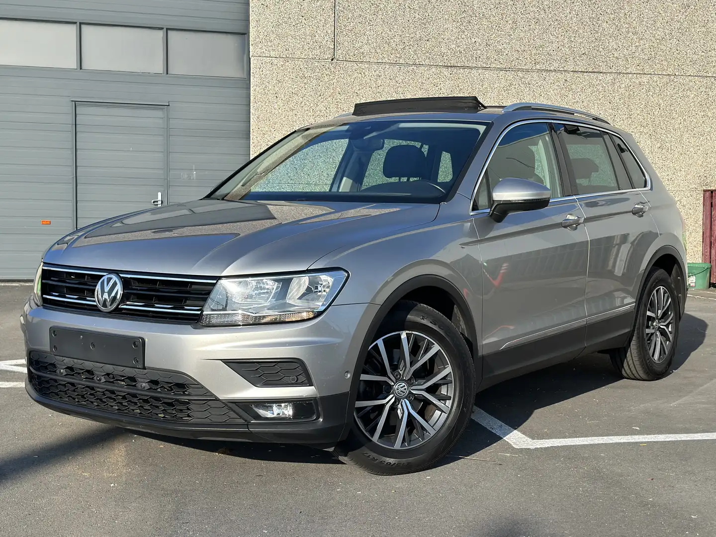 Volkswagen Tiguan 1.4 TSI CAM 360° / TOIT PANO-OUVRANT / TVA 21% Grijs - 1