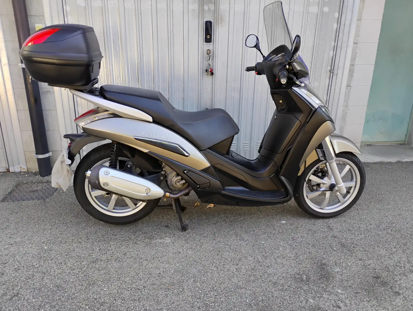 Peugeot Geopolis 250 siva - 1
