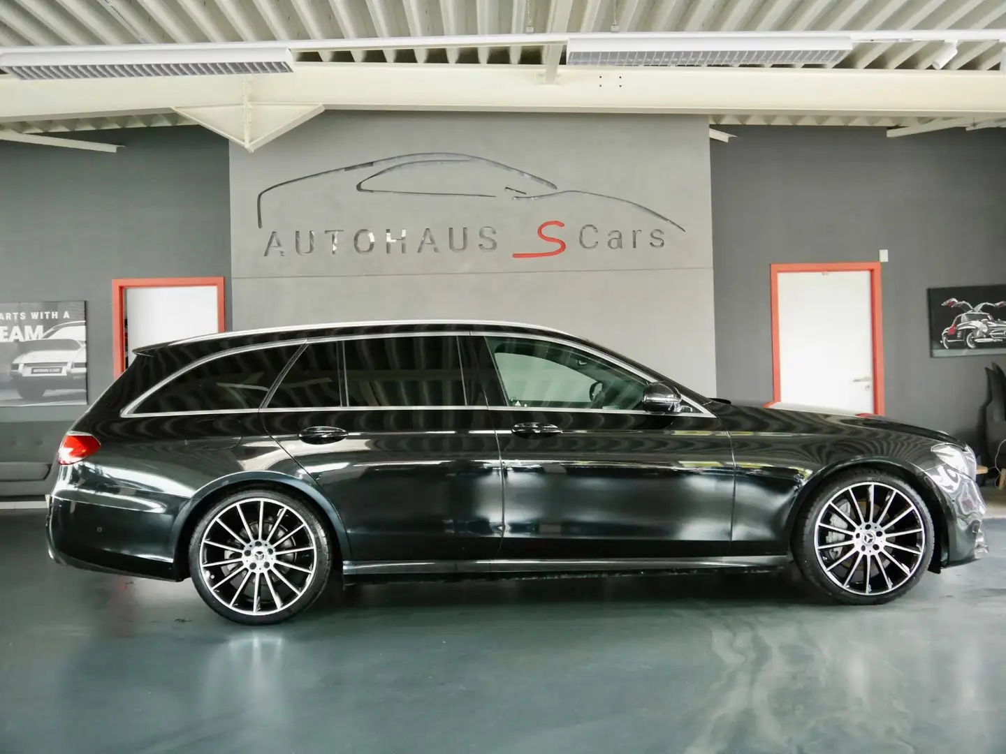 Mercedes-Benz E 220 T-Modell AMG Line*Pano*Burmester*Headup* Noir - 2