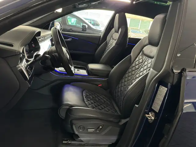 Audi Q8 view 6