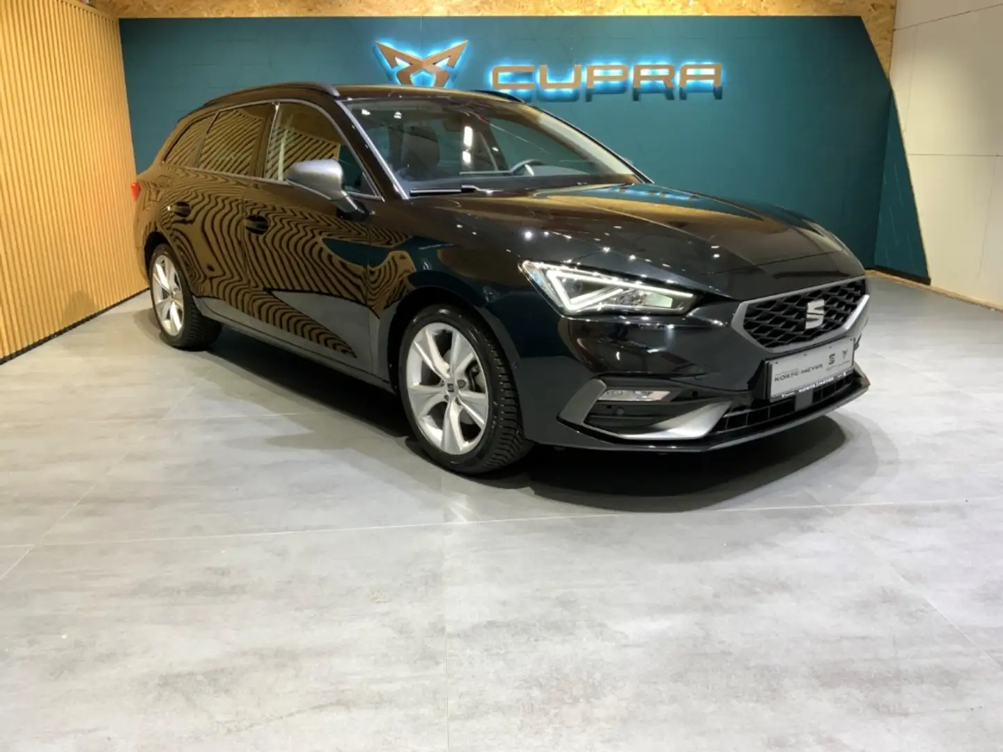 SEAT Leon Sportstourer FR 1.5 TSI+AHK +Keyless+LED Schwarz - 2