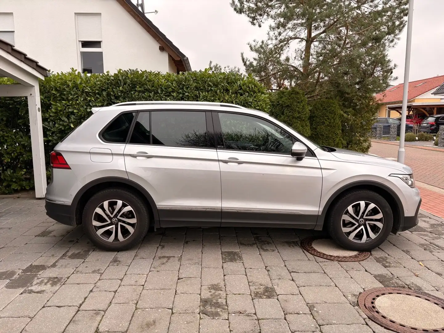Volkswagen Tiguan Active Matrix LED Navi AppleCarPlay SHZ LHZ AHK Silver - 2