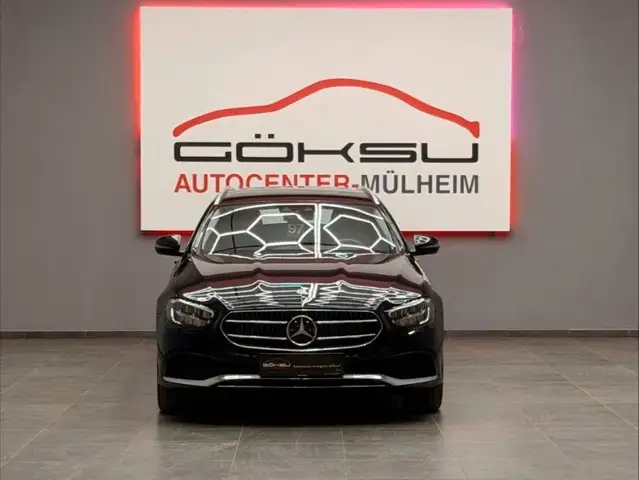 Mercedes-Benz 300 view 4