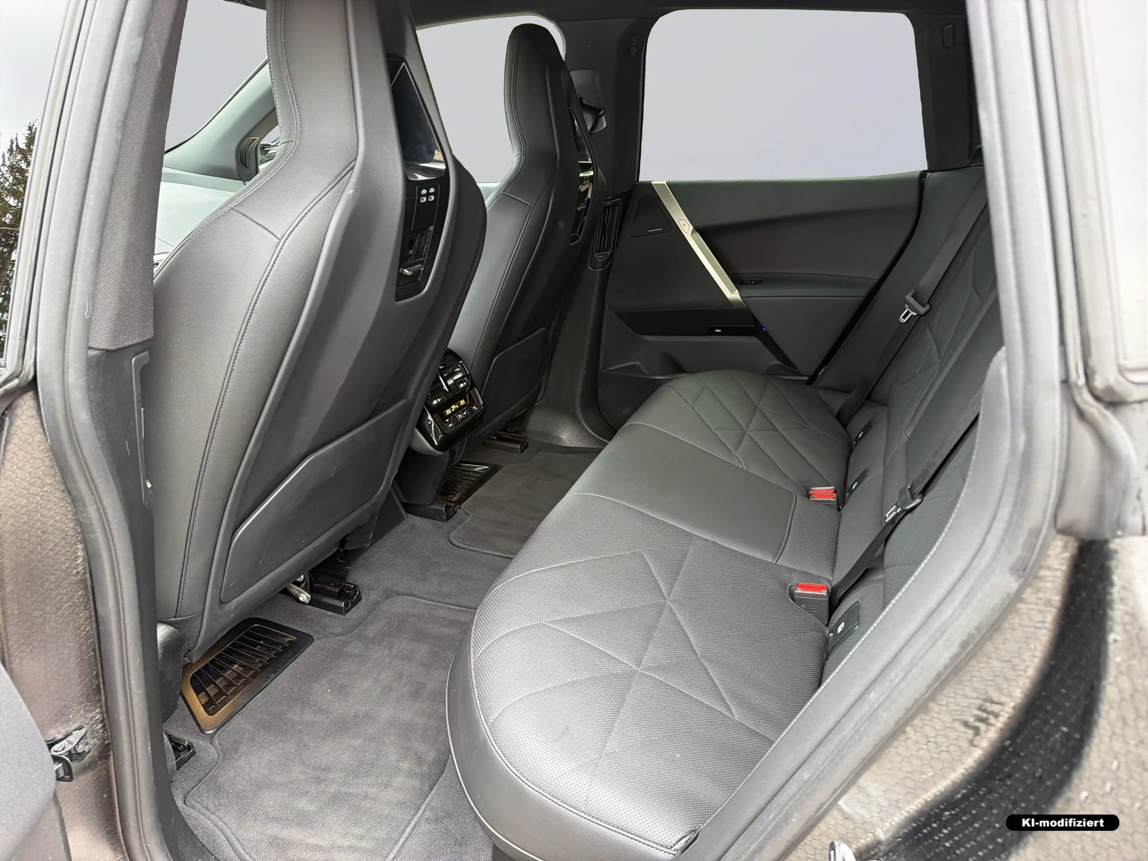 BMW iX xDrive40 — photo 9