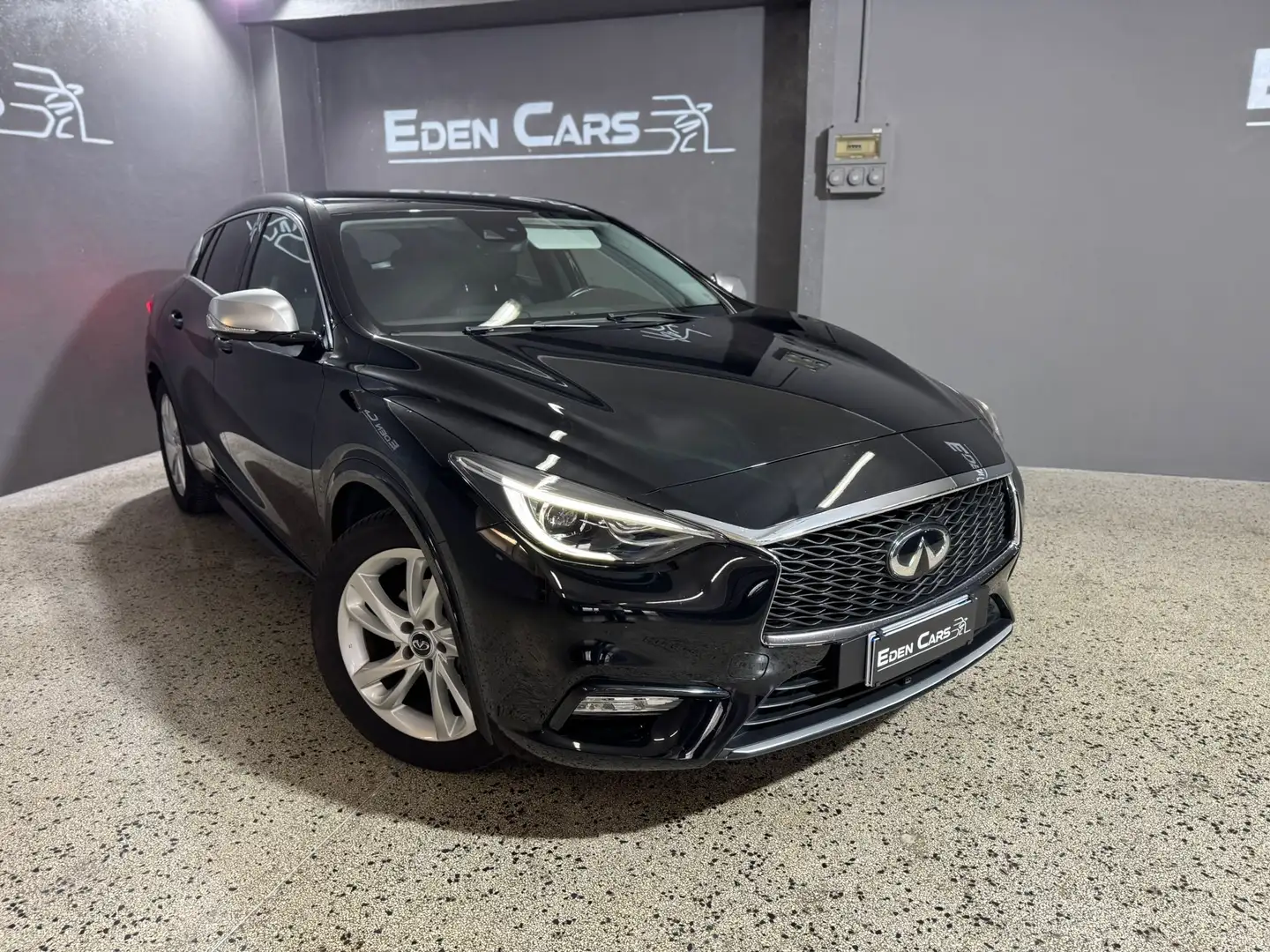Infiniti Q30 Q30 1.5d Premium Tech Gallery White 109cv Nero - 2