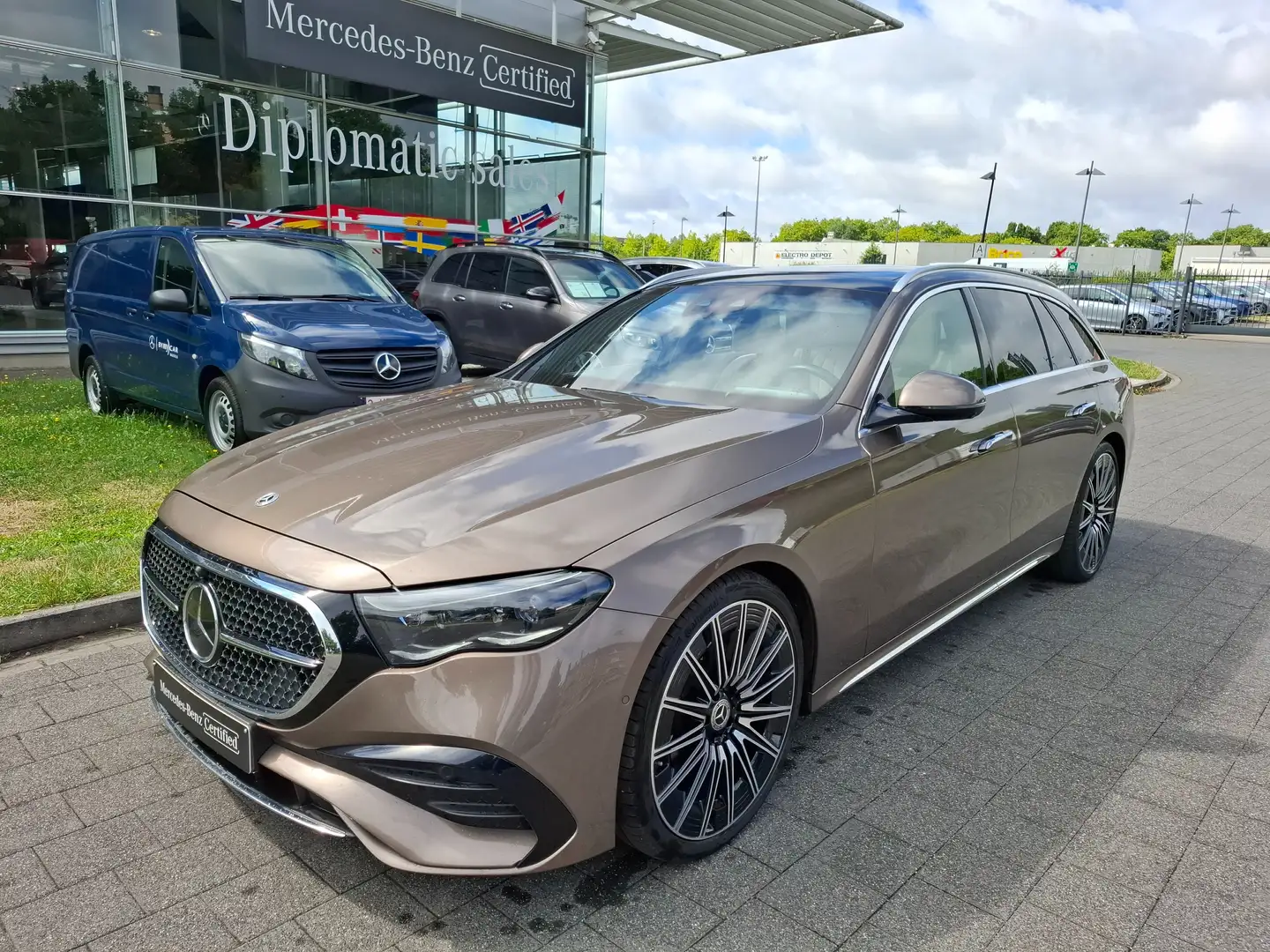 Mercedes-Benz E 220 E Break 220 d AMG Line Braun - 1