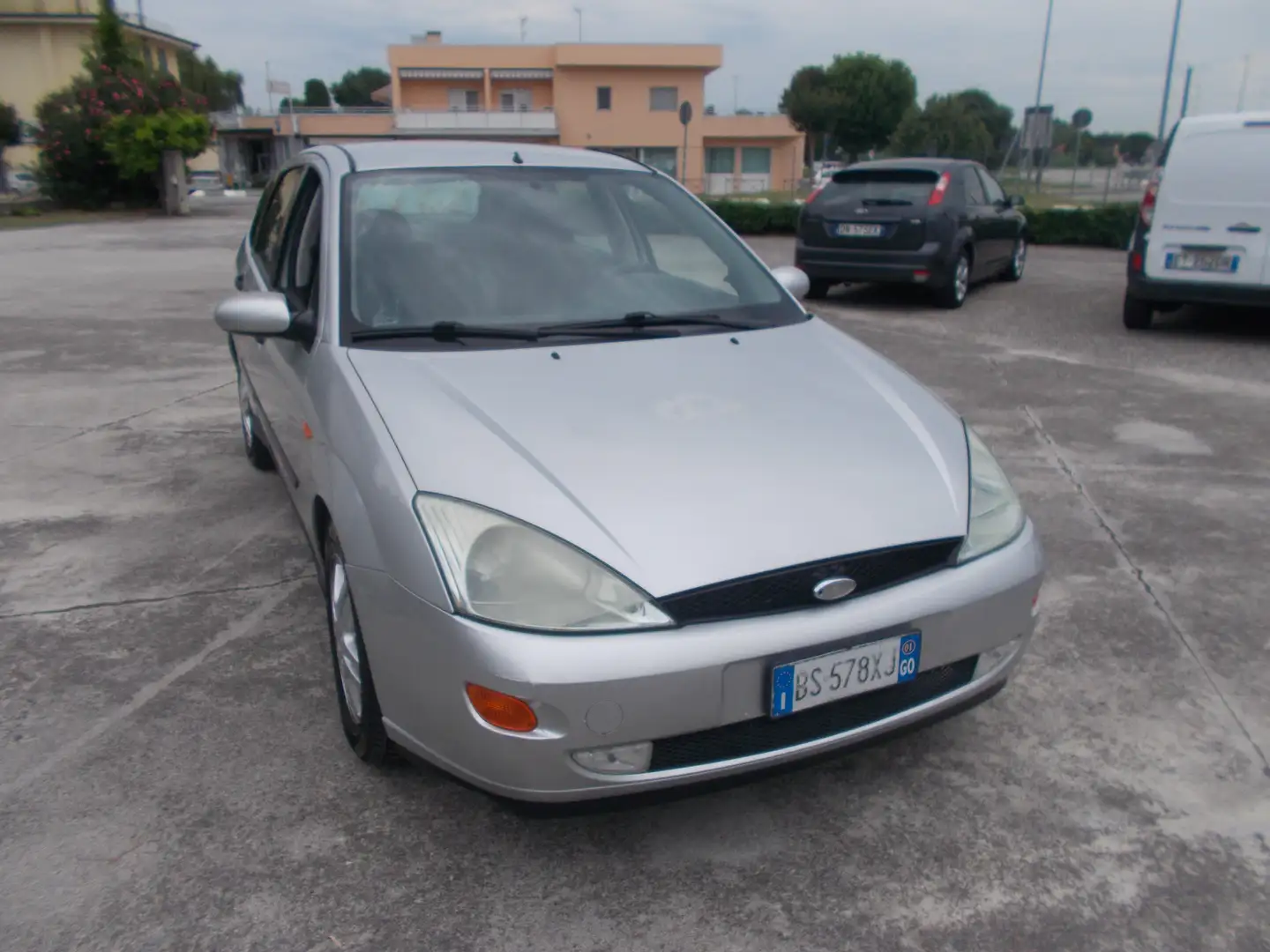 Ford Focus 5p 1.8i 16v Zetec BERLINA Silver - 1