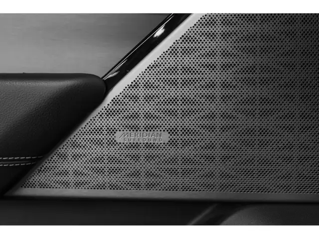 Land Rover Range Rover Velar view 11