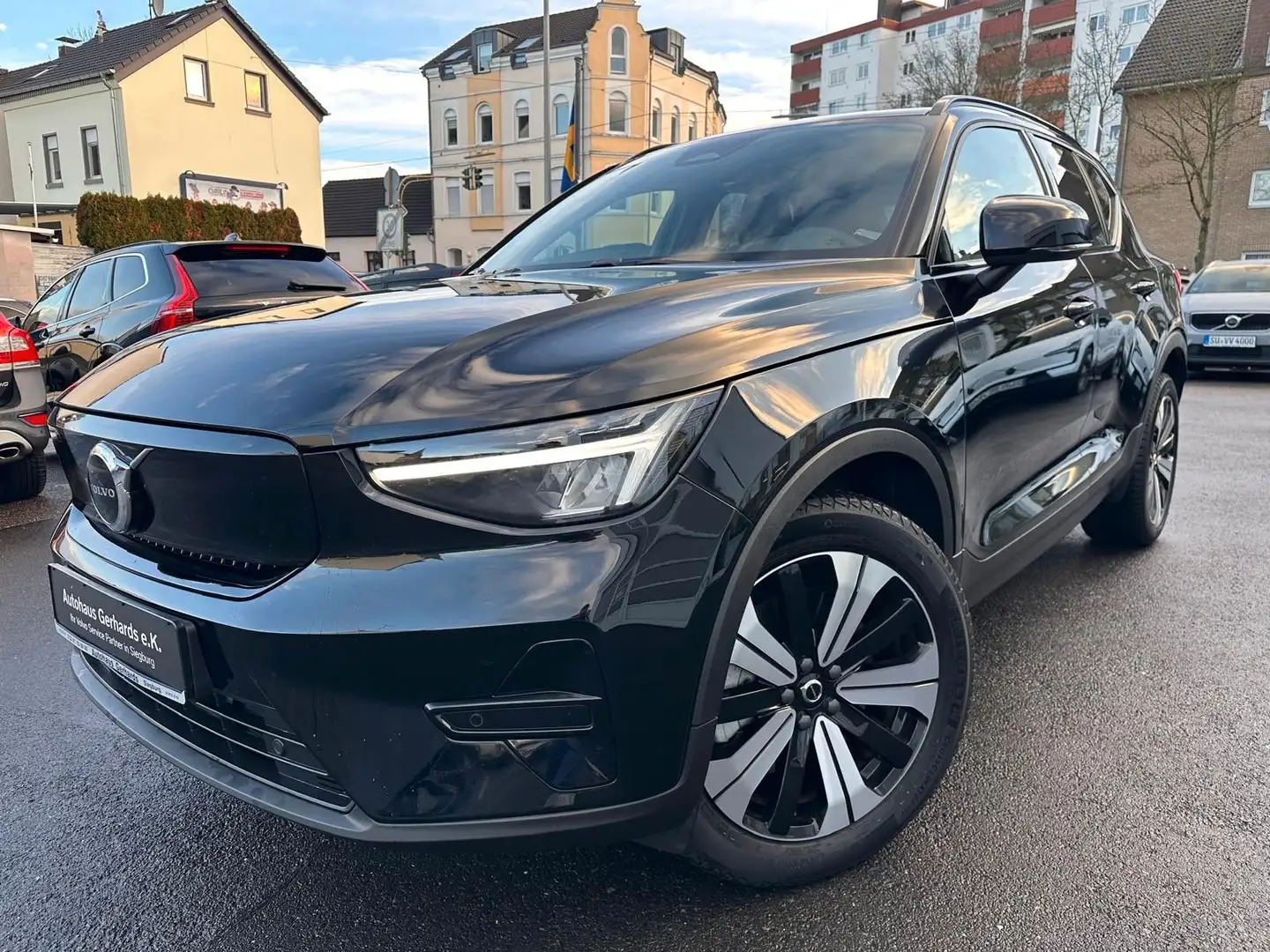 Volvo XC40 FWD Plus Recharge AHK,BLIS,ACC,Kam,Navi Schwarz - 1