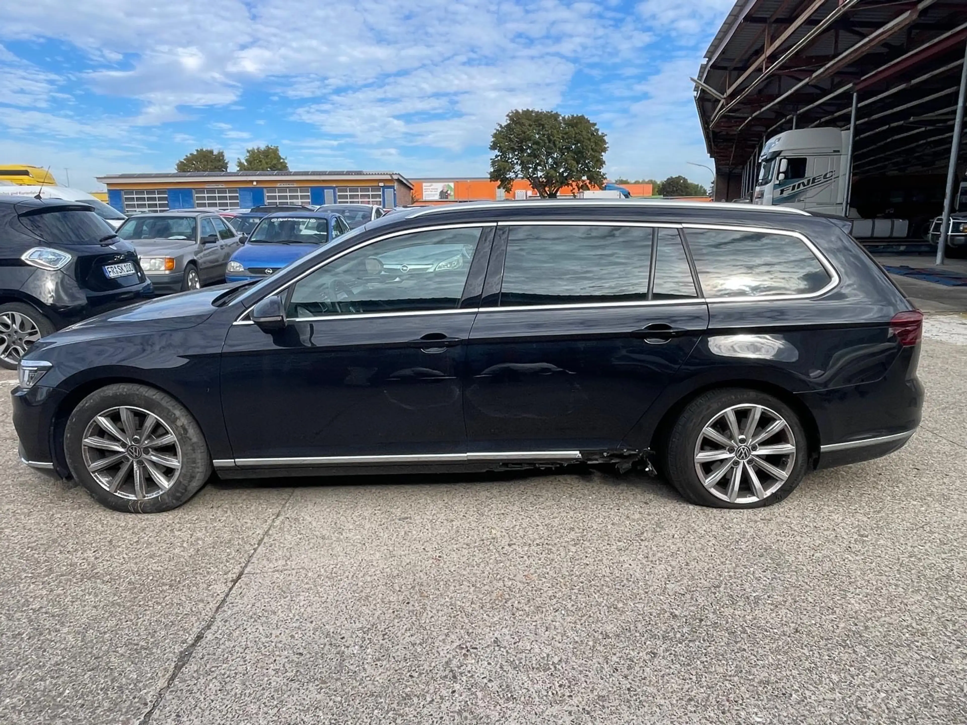 Volkswagen Passat Variant Elegance*Vollfarbereit*Automatik*Rückfahrkamera*AHk*Klima*SHZ*Carplay*Tempomat — photo 4