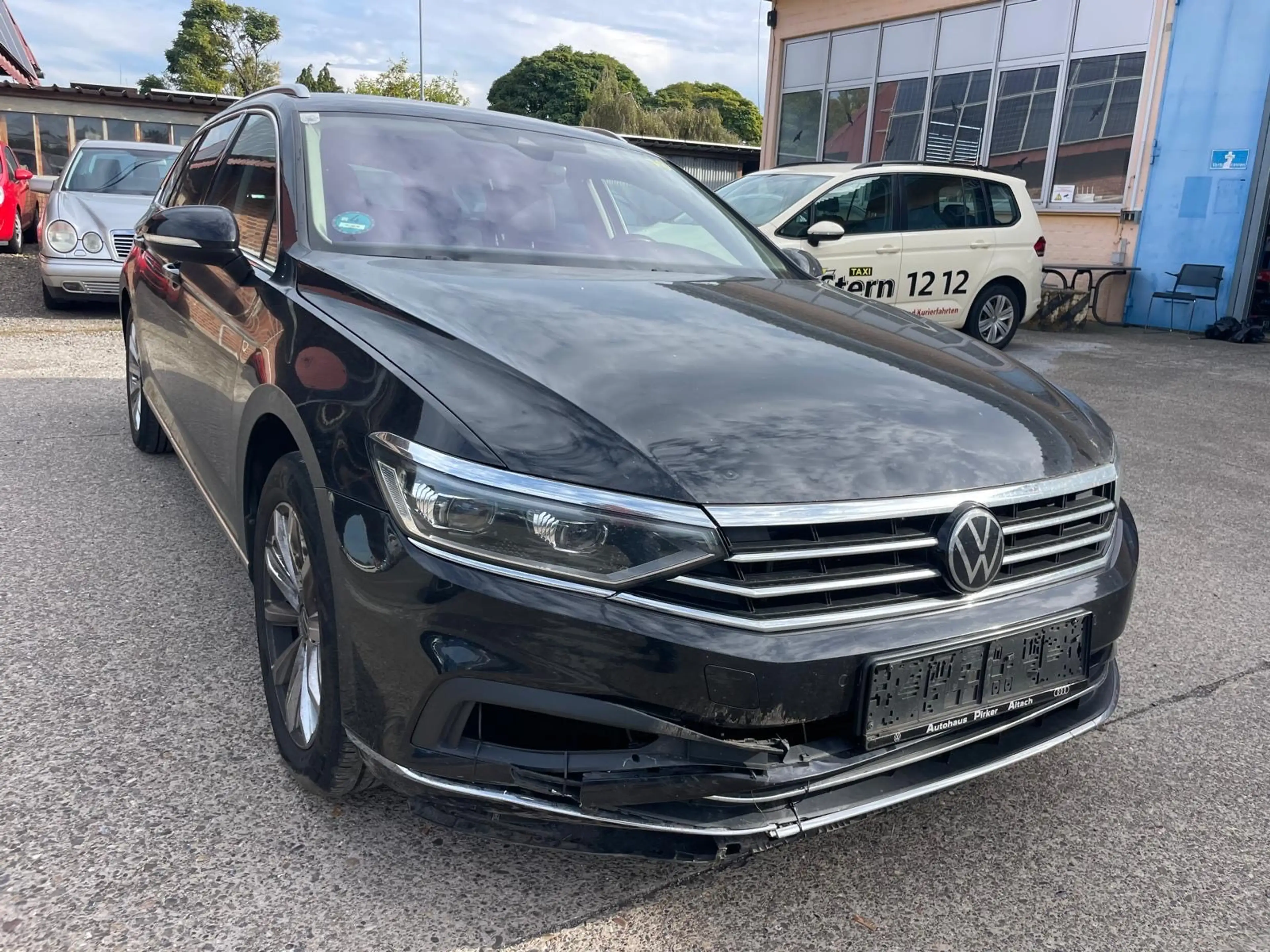 Volkswagen Passat Variant Elegance*Vollfarbereit*Automatik*Rückfahrkamera*AHk*Klima*SHZ*Carplay*Tempomat — photo 3