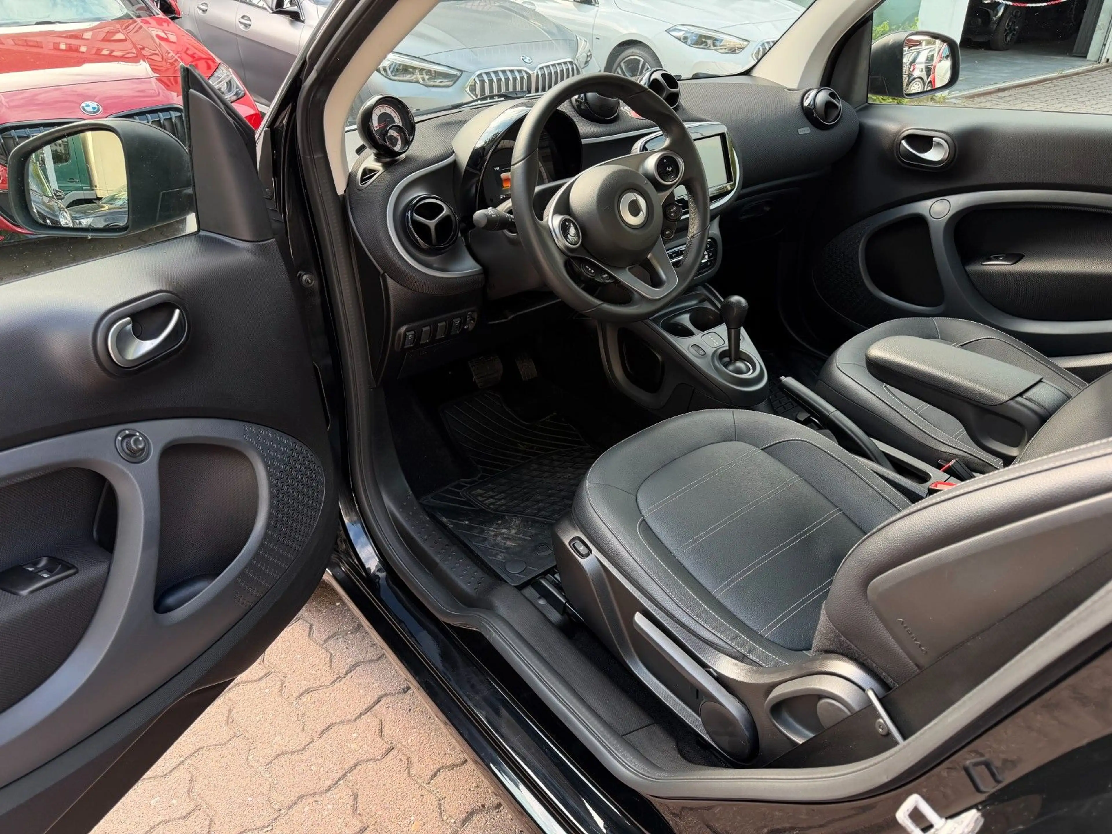 smart forTwo fortwo TWIN prime*PANO*LEDER*NAVI*SHZ*KAM* — photo 4