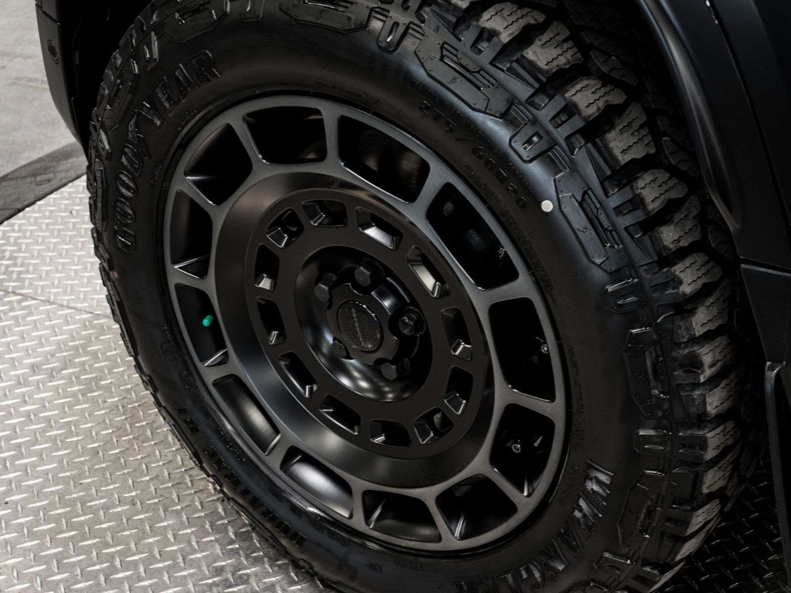 2026 Land Rover Defender OCTA BLACK P635 V8 thumb 10