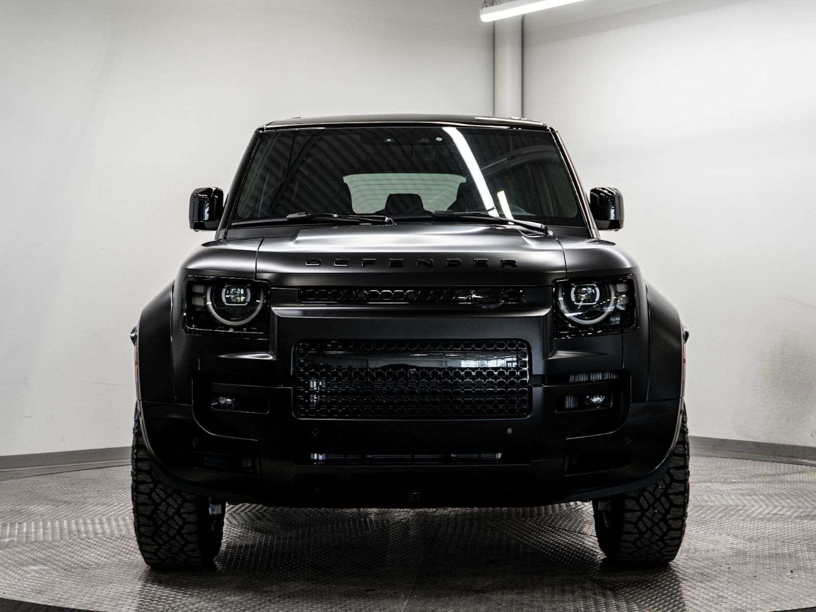 2026 Land Rover Defender OCTA BLACK P635 V8 thumb 8