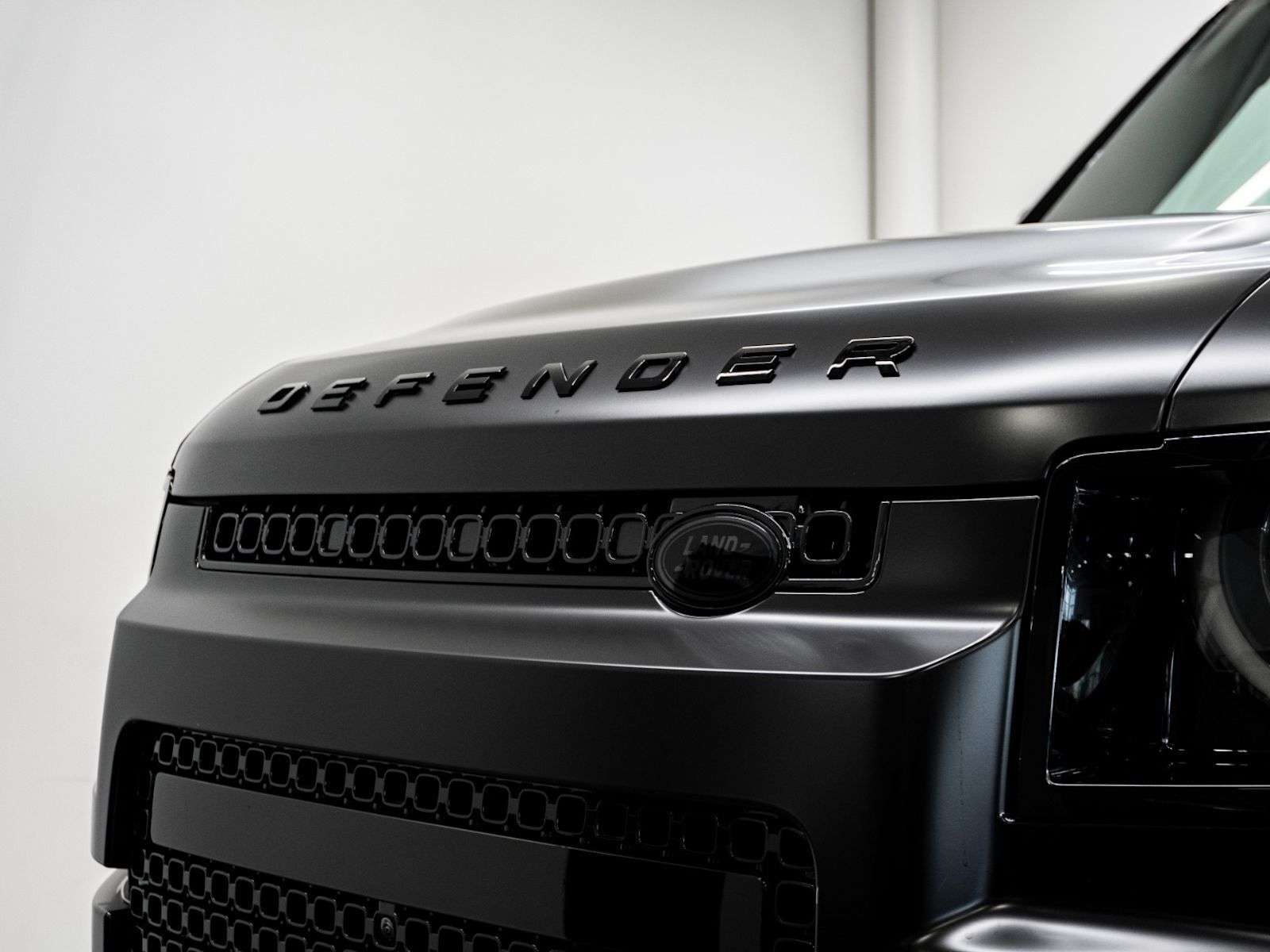 2026 Land Rover Defender OCTA BLACK P635 V8 thumb 11