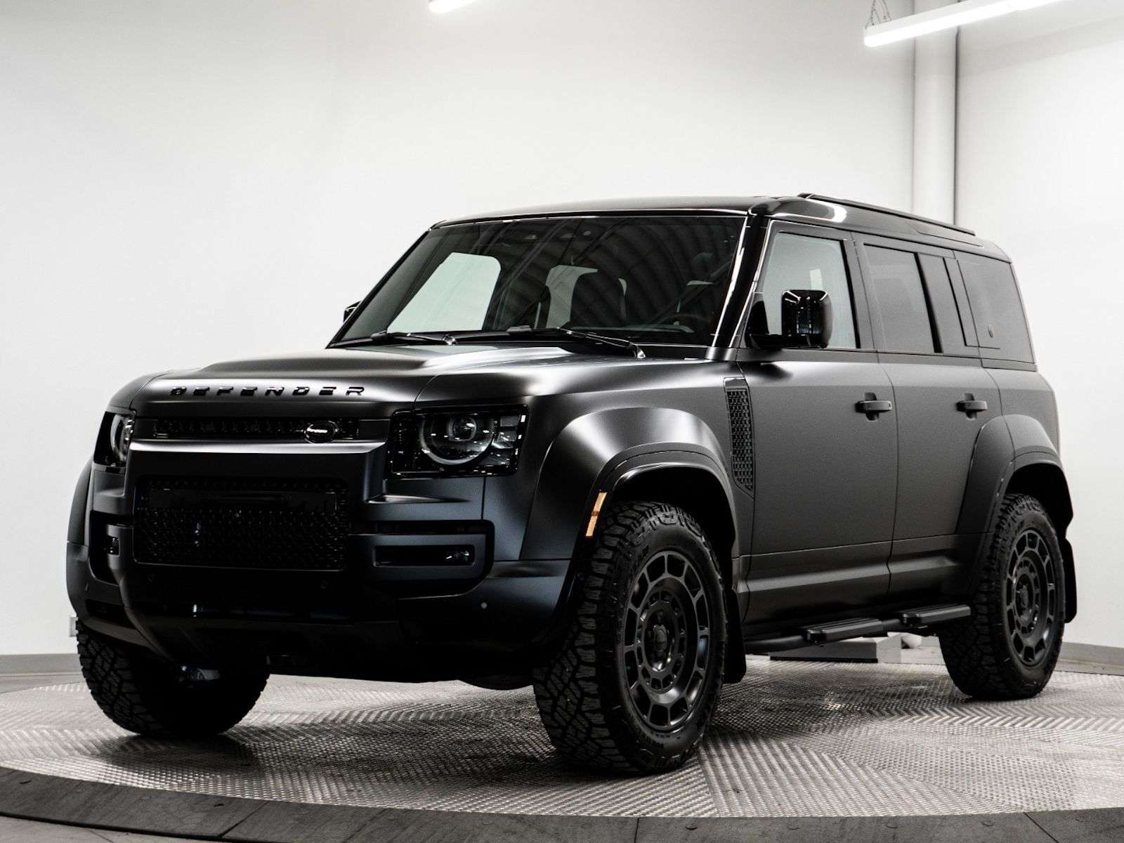 2026 Land Rover Defender OCTA BLACK P635 V8