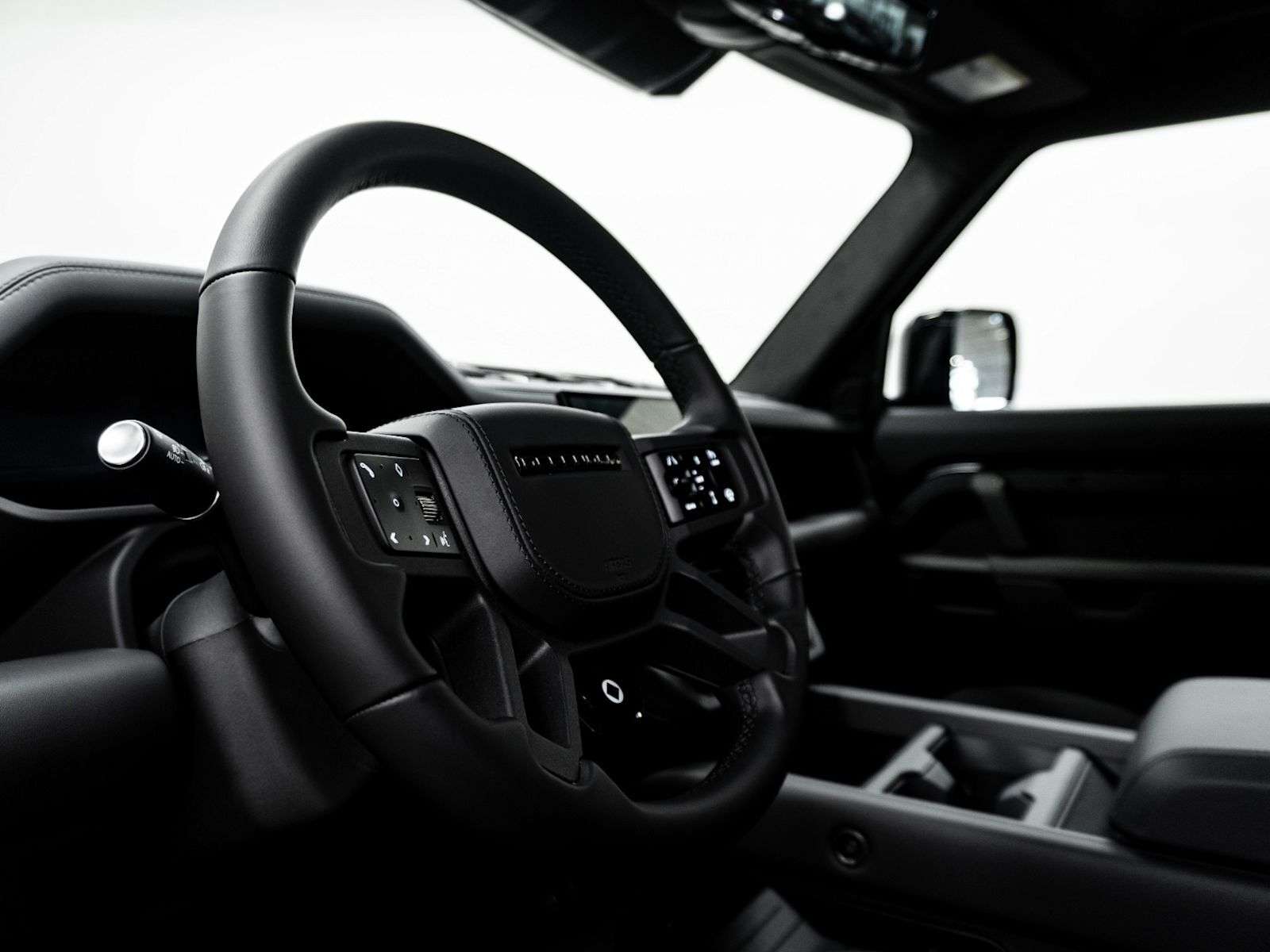 2026 Land Rover Defender OCTA BLACK P635 V8 thumb 33
