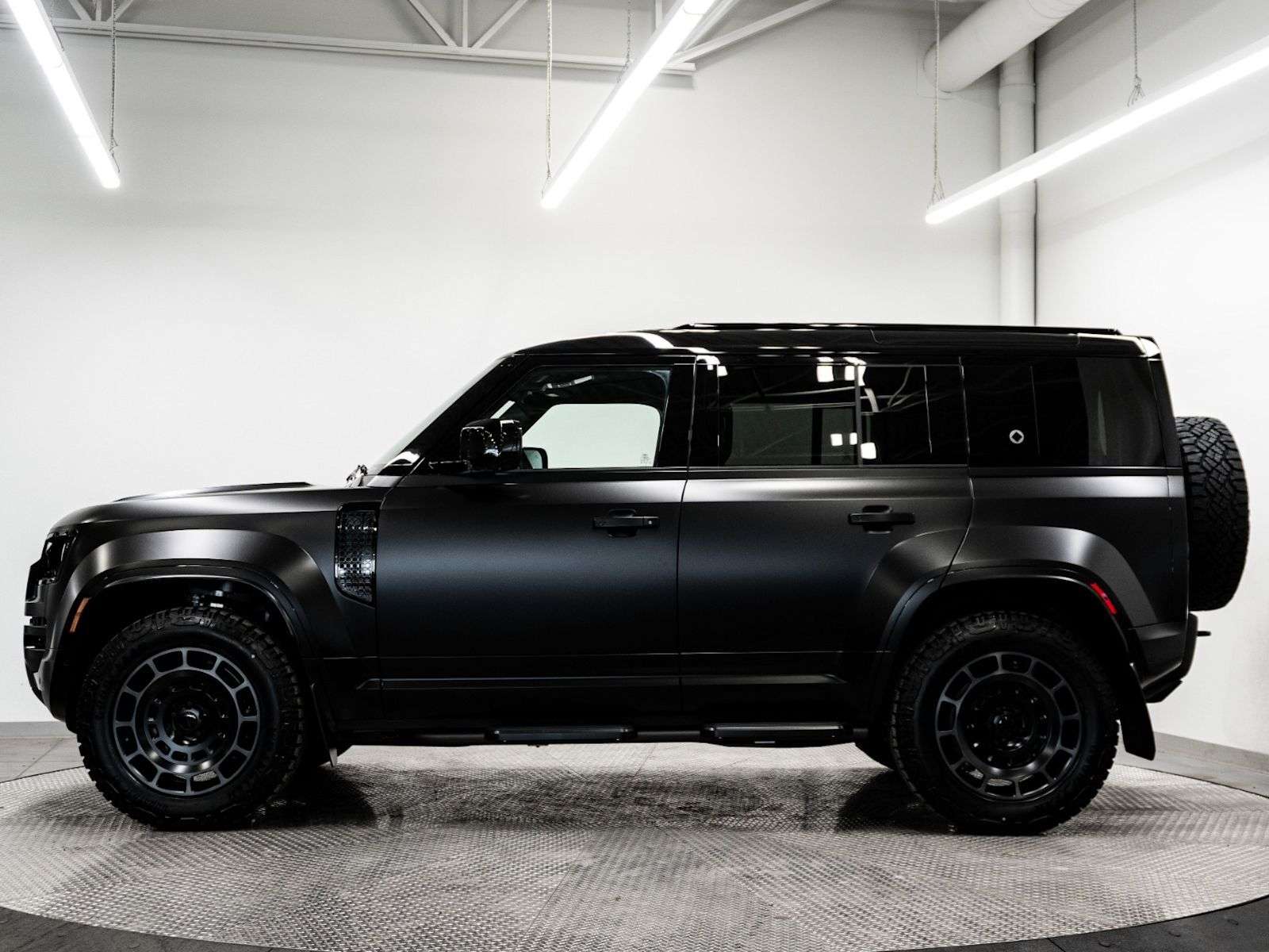 2026 Land Rover Defender OCTA BLACK P635 V8 alt 2