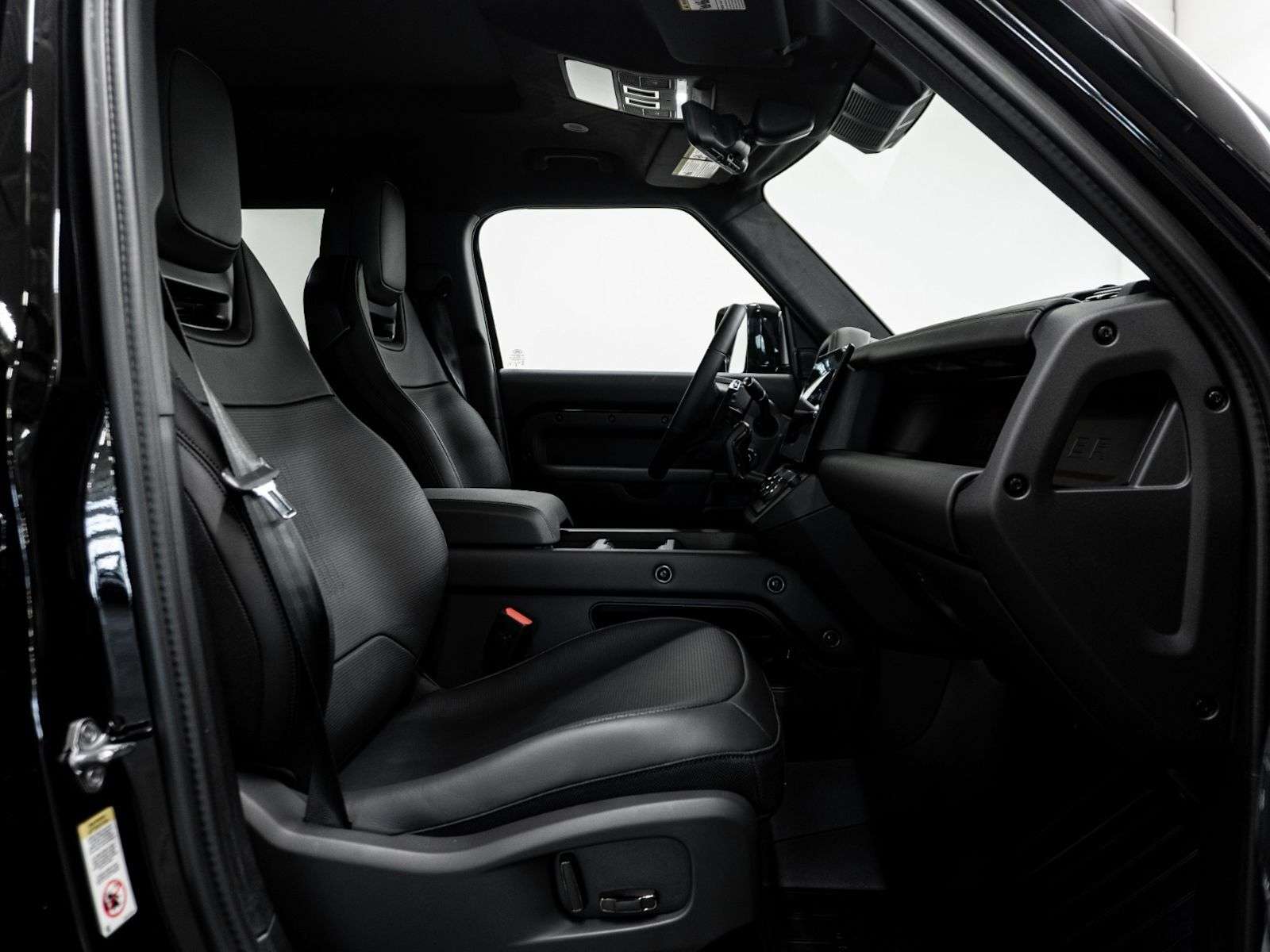 2026 Land Rover Defender OCTA BLACK P635 V8 alt 5