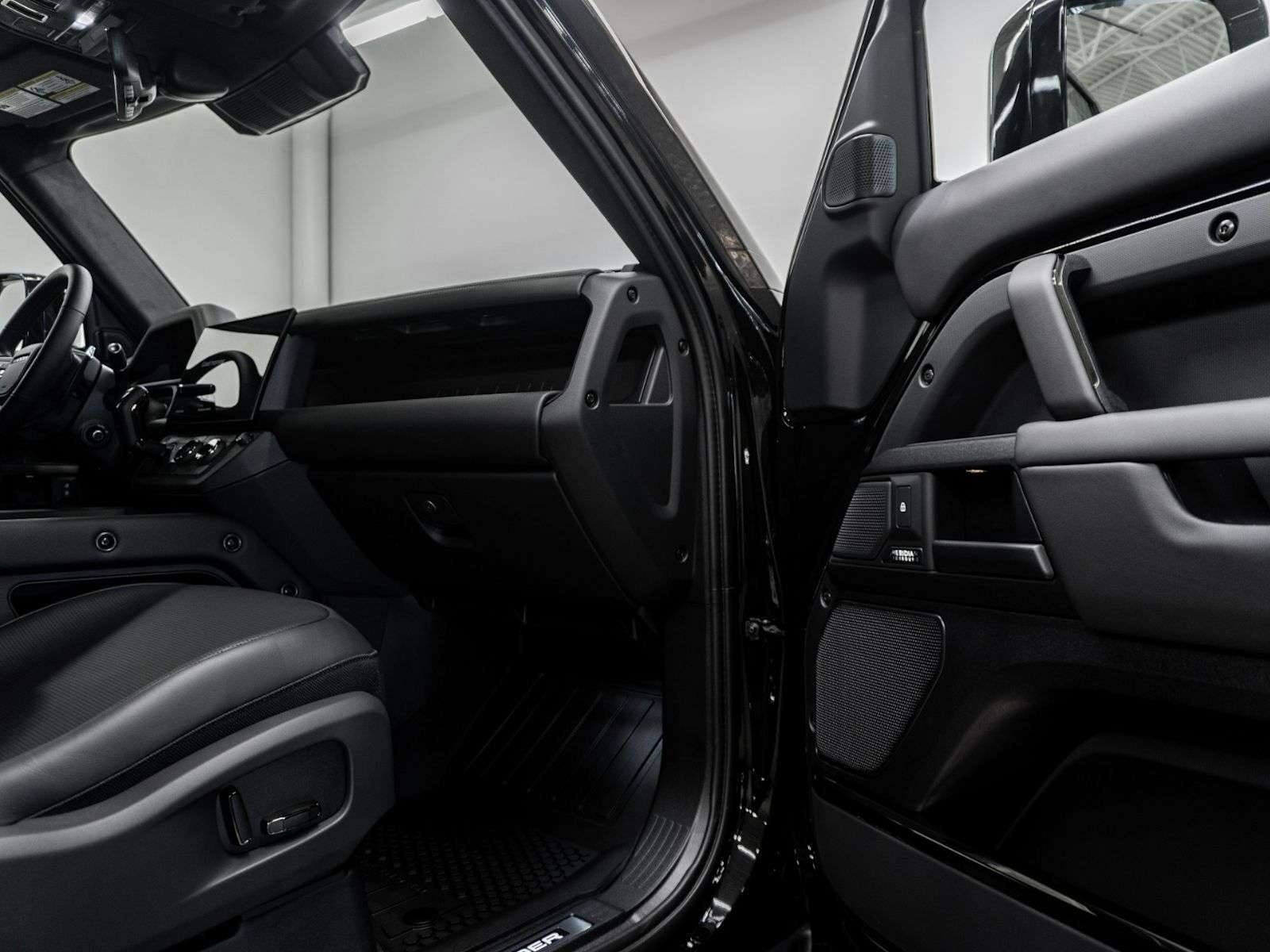 2026 Land Rover Defender OCTA BLACK P635 V8 thumb 27