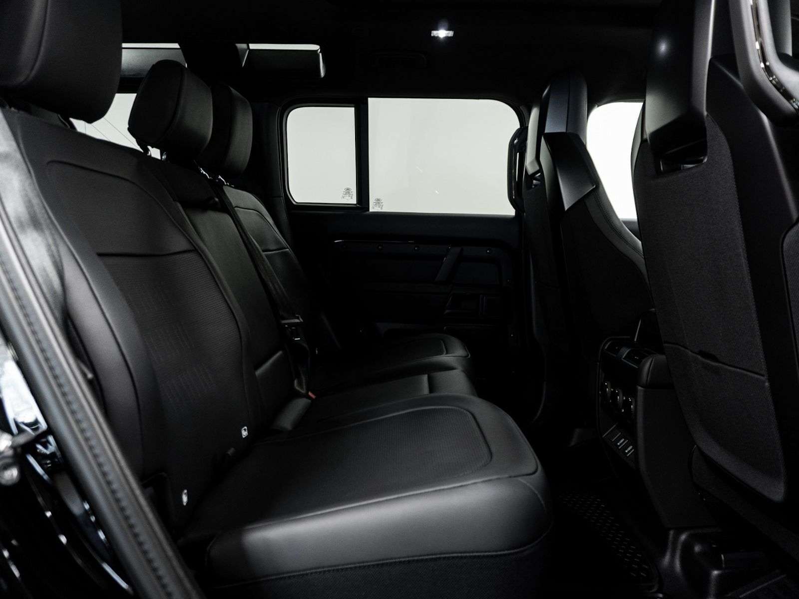 2026 Land Rover Defender OCTA BLACK P635 V8 thumb 24