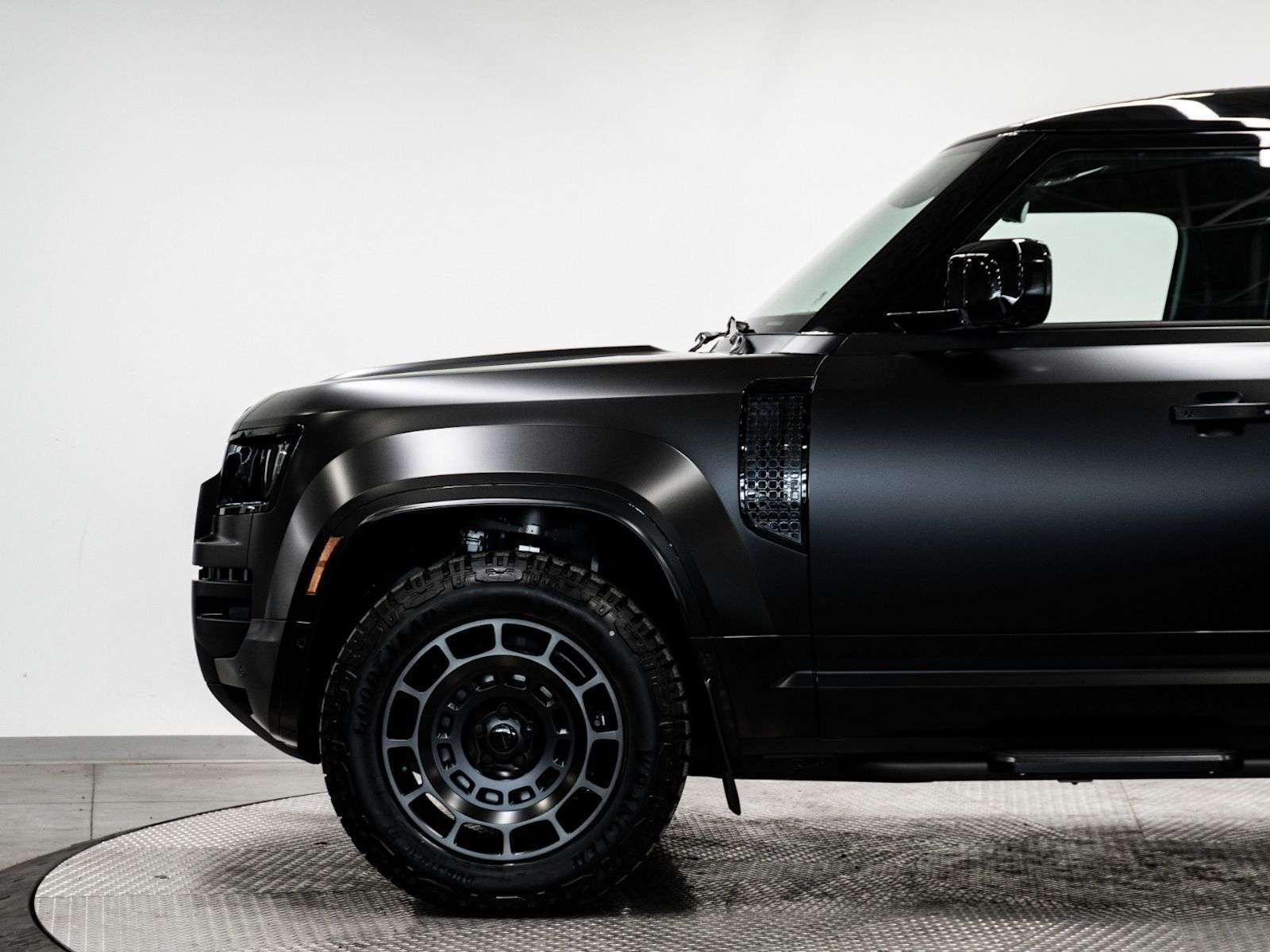 2026 Land Rover Defender OCTA BLACK P635 V8 thumb 9