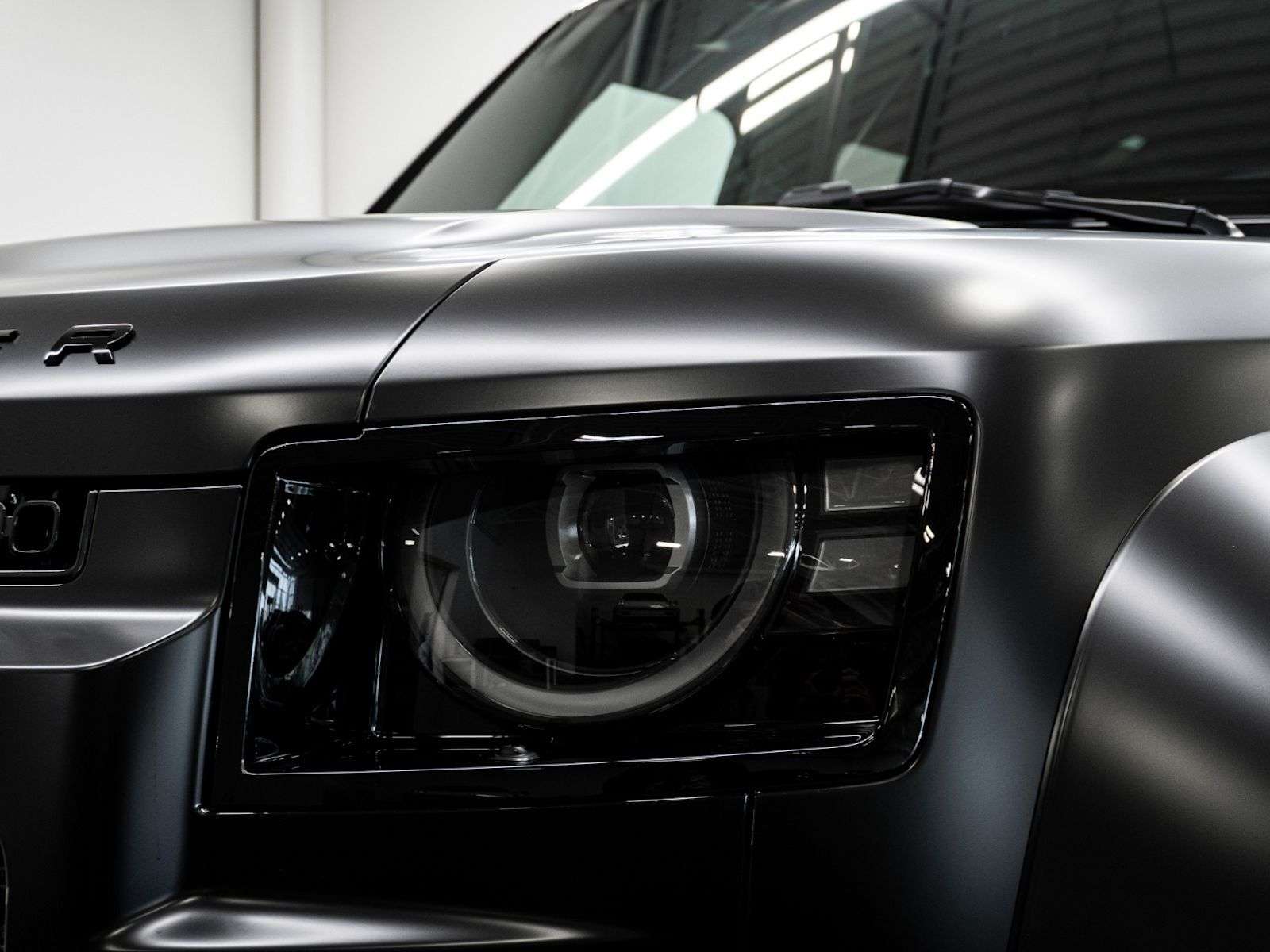 2026 Land Rover Defender OCTA BLACK P635 V8 thumb 13