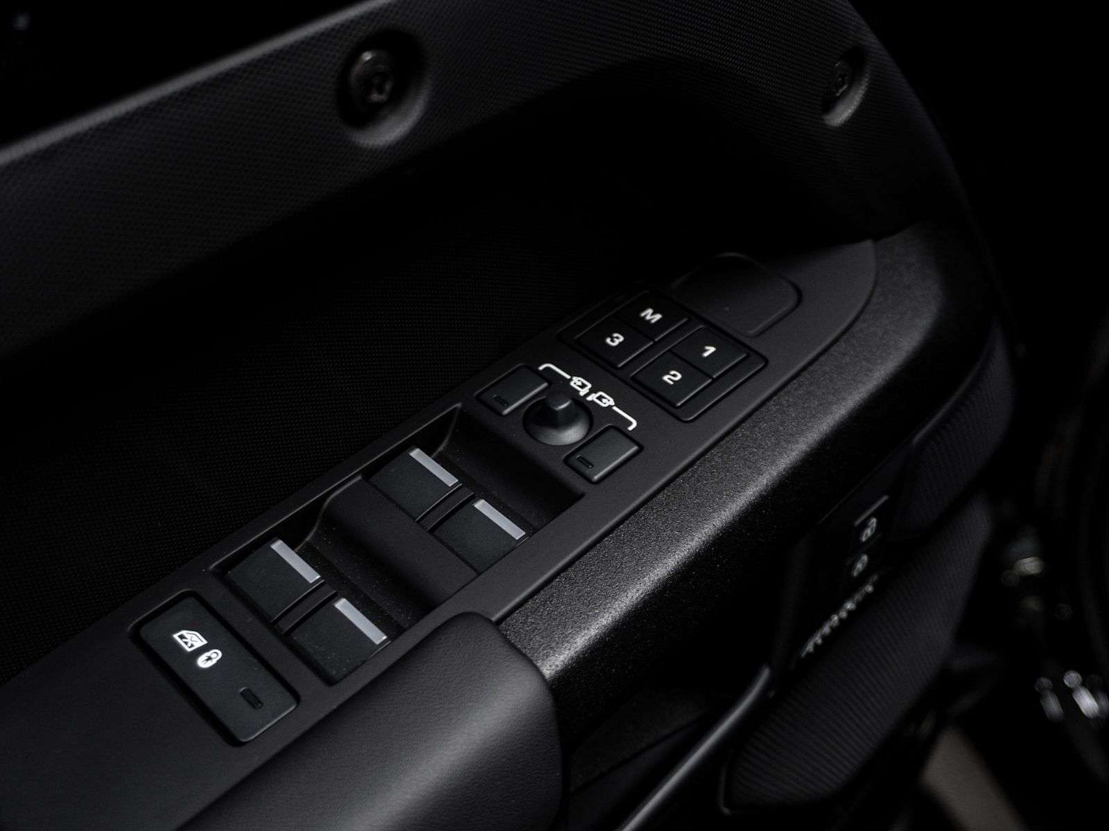 2026 Land Rover Defender OCTA BLACK P635 V8 thumb 29