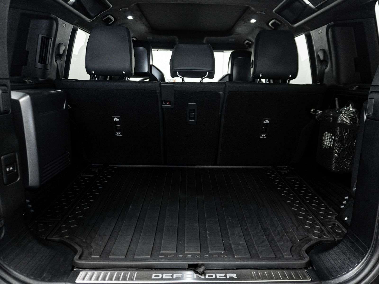 2026 Land Rover Defender OCTA BLACK P635 V8 thumb 36