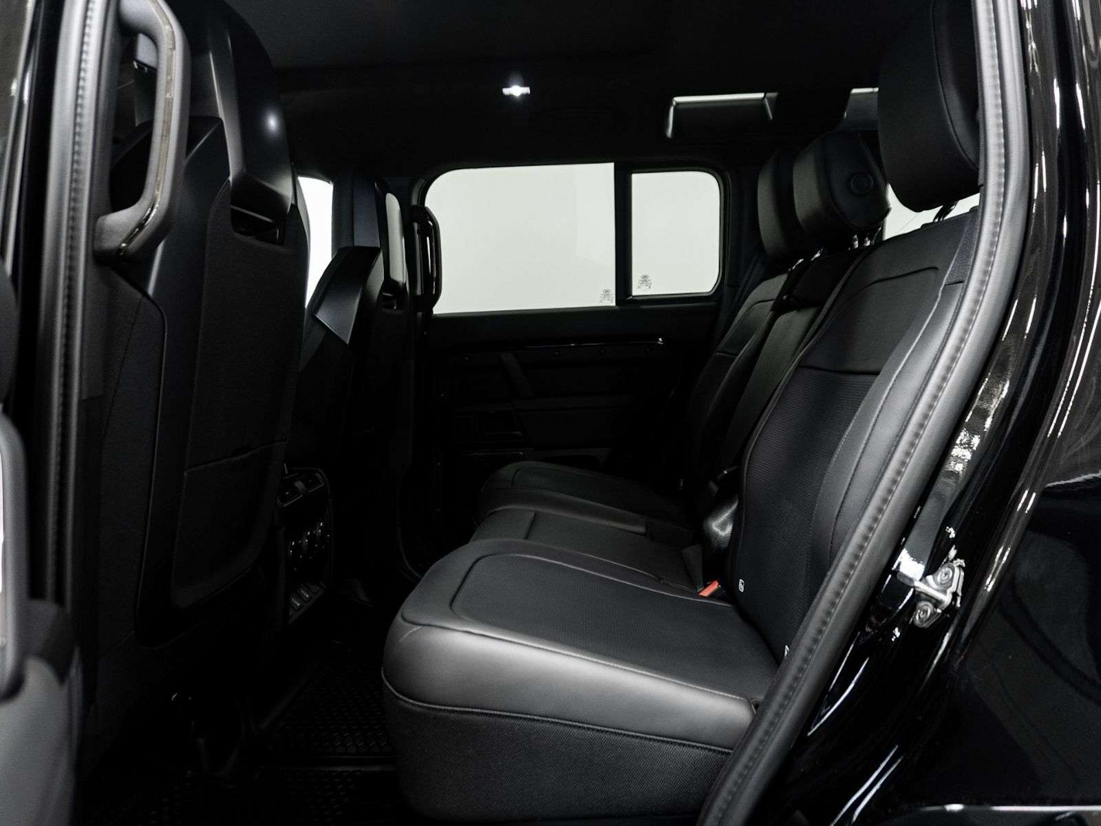 2026 Land Rover Defender OCTA BLACK P635 V8 thumb 25