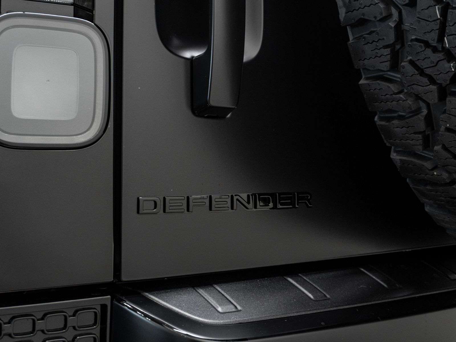 2026 Land Rover Defender OCTA BLACK P635 V8 thumb 12
