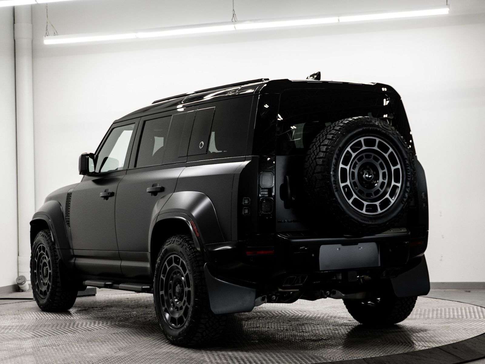 2026 Land Rover Defender OCTA BLACK P635 V8 alt 3