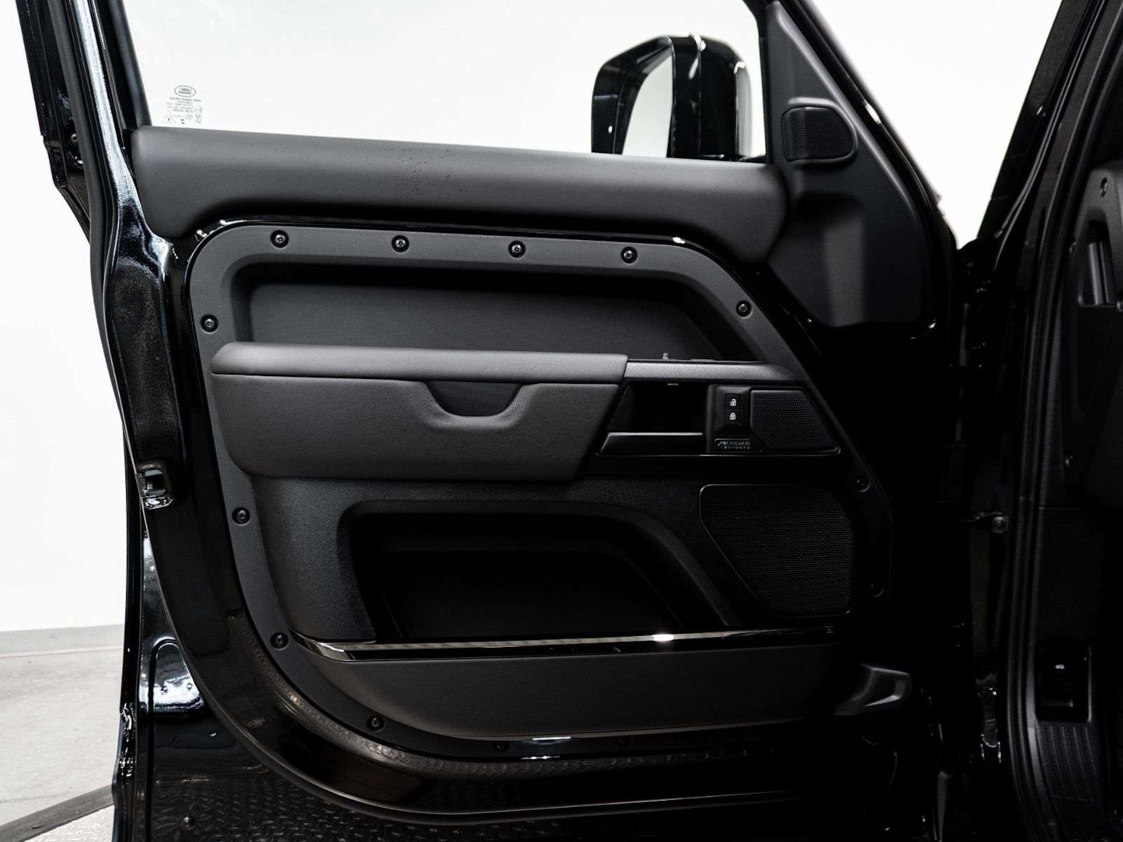 2026 Land Rover Defender OCTA BLACK P635 V8 thumb 28