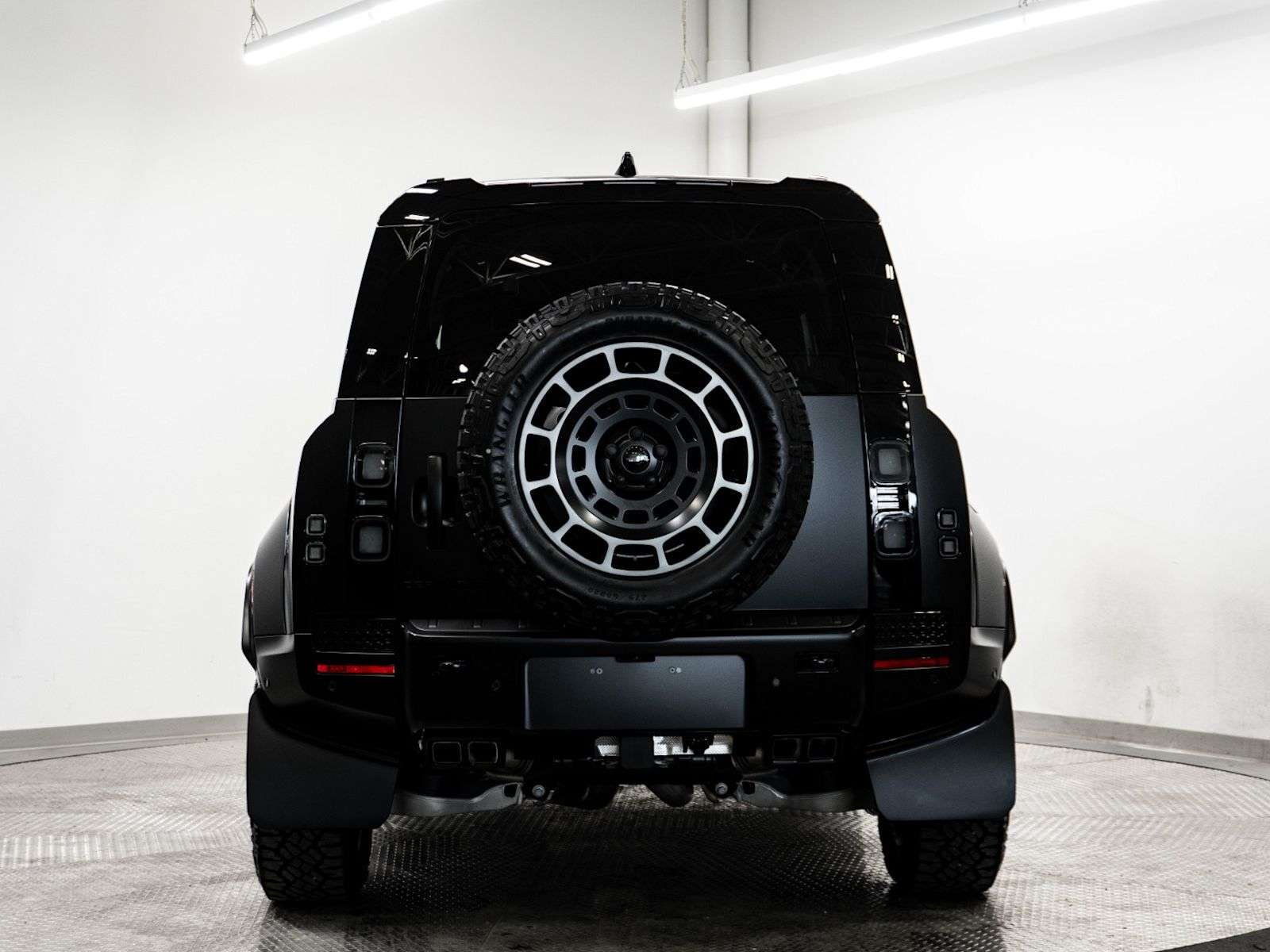 2026 Land Rover Defender OCTA BLACK P635 V8 thumb 6