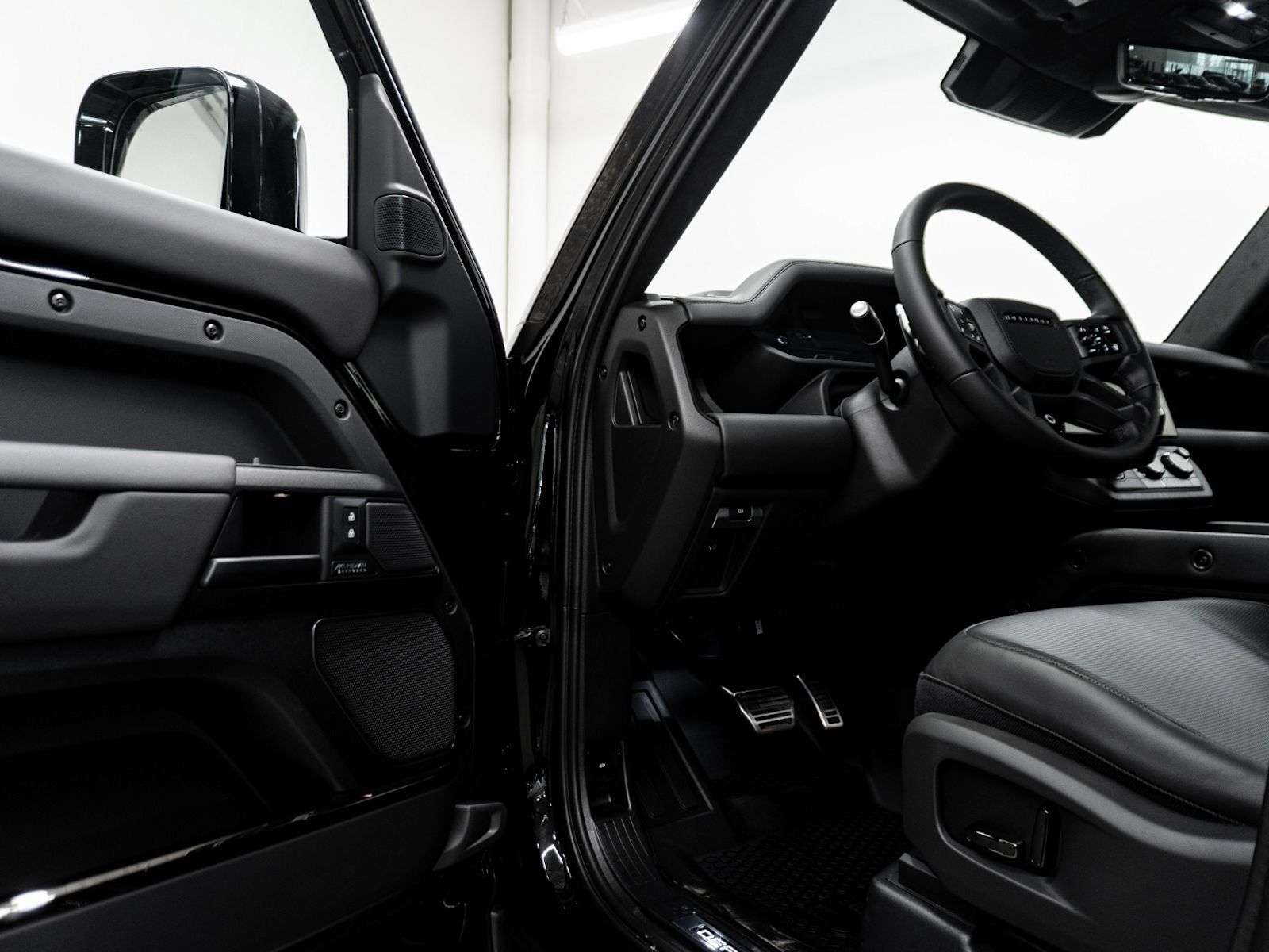 2026 Land Rover Defender OCTA BLACK P635 V8 alt 4
