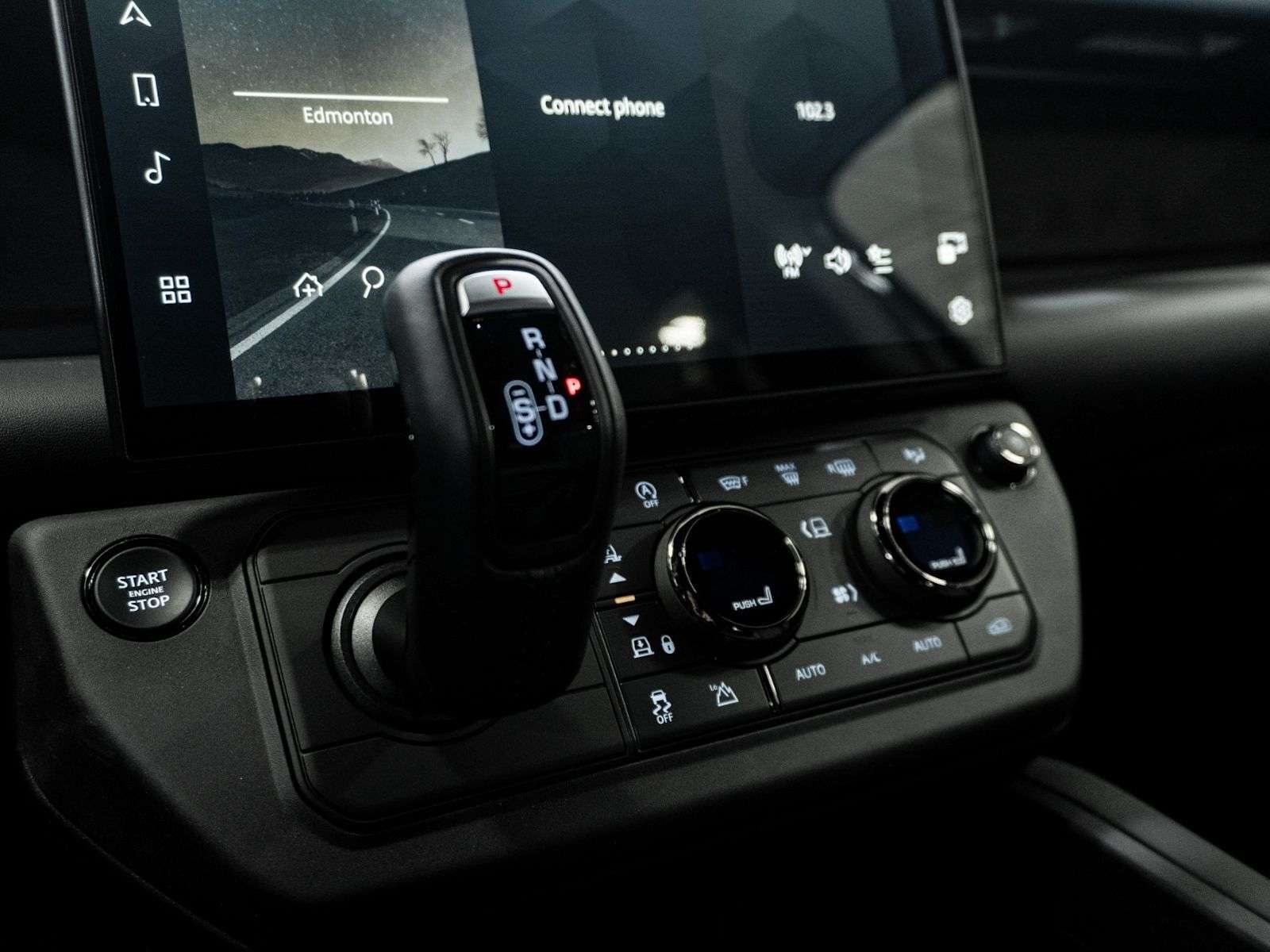 2026 Land Rover Defender OCTA BLACK P635 V8 thumb 18