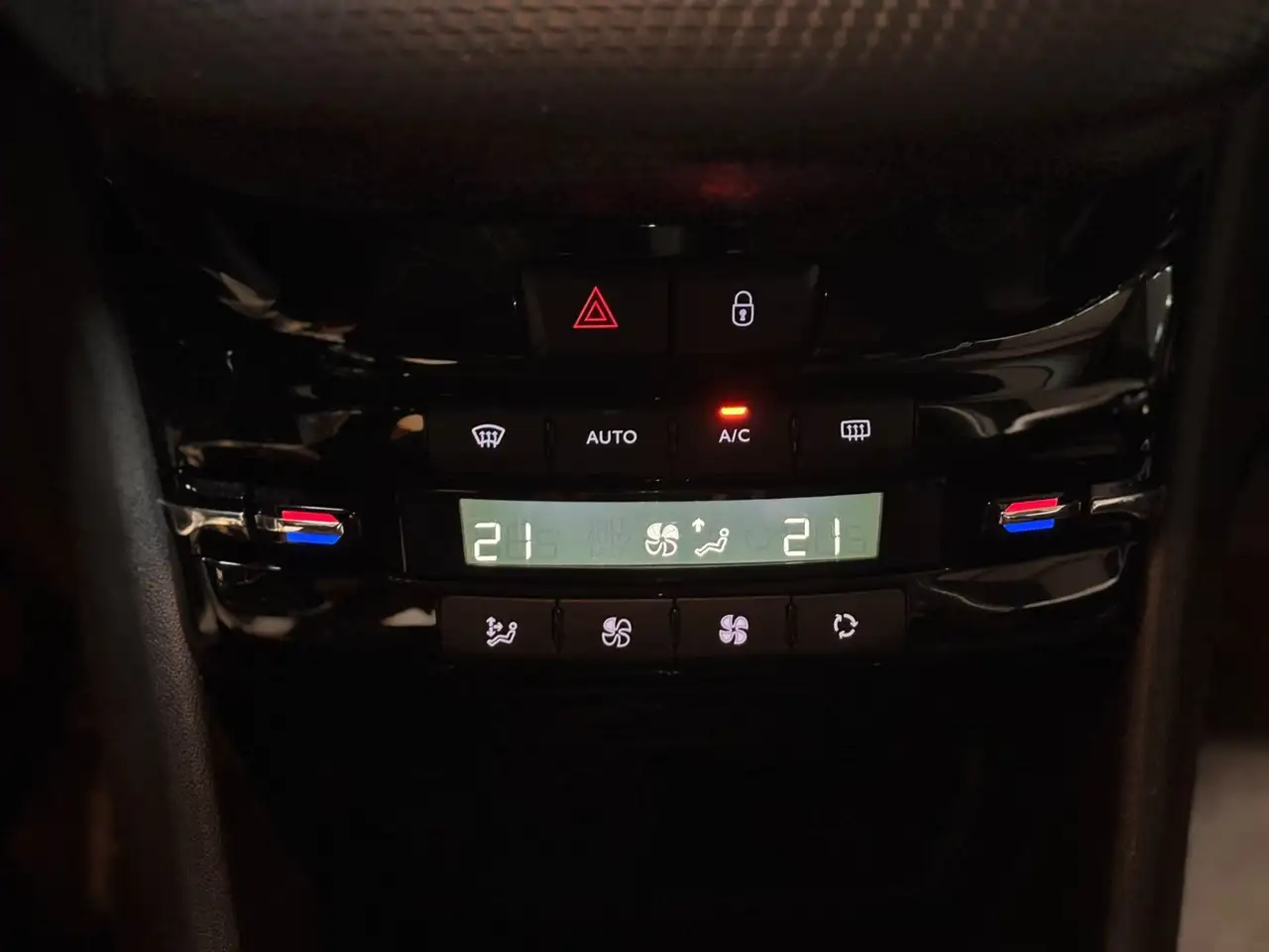 Peugeot 208 208 — photo 19