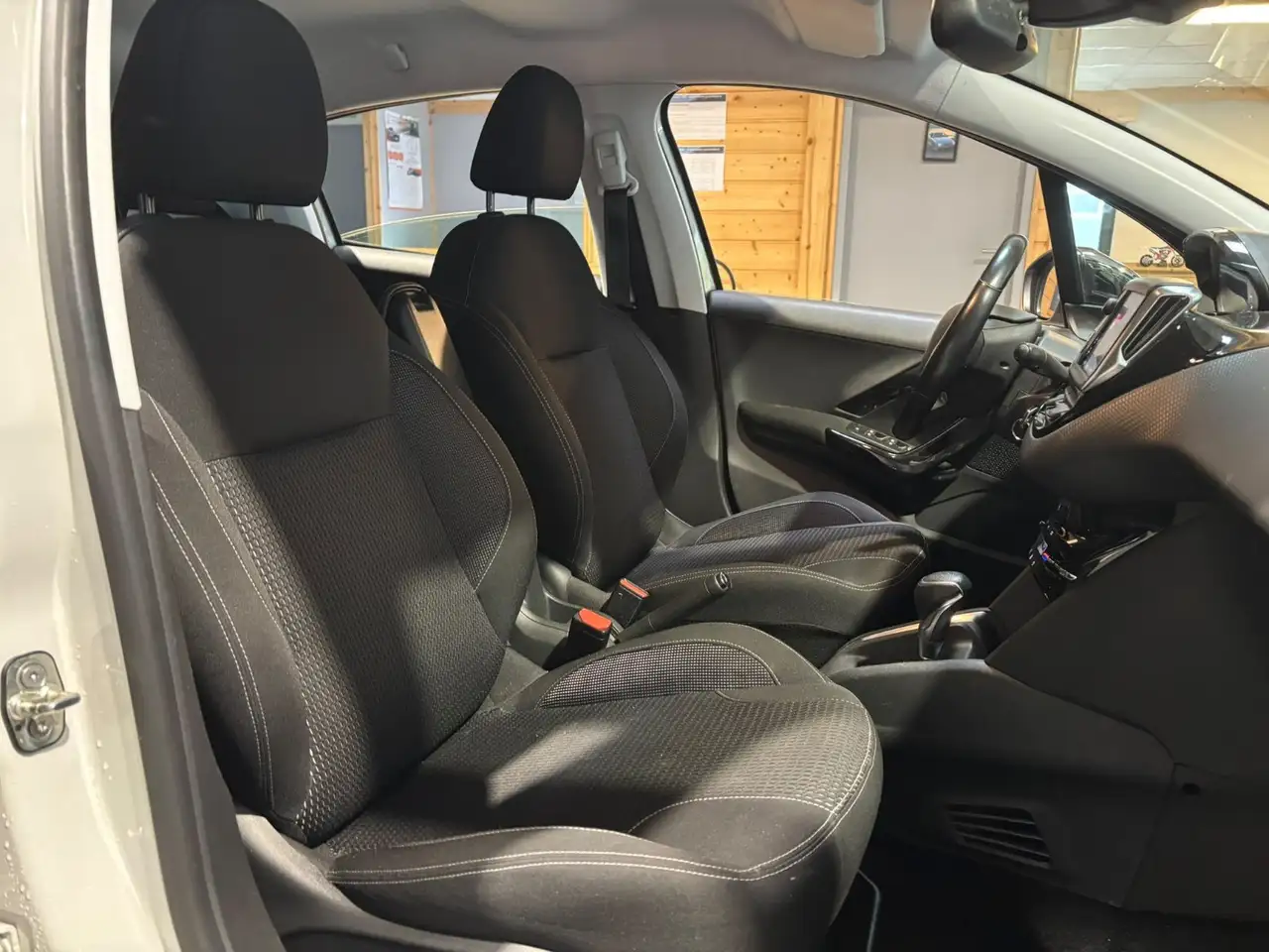 Peugeot 208 208 — photo 9