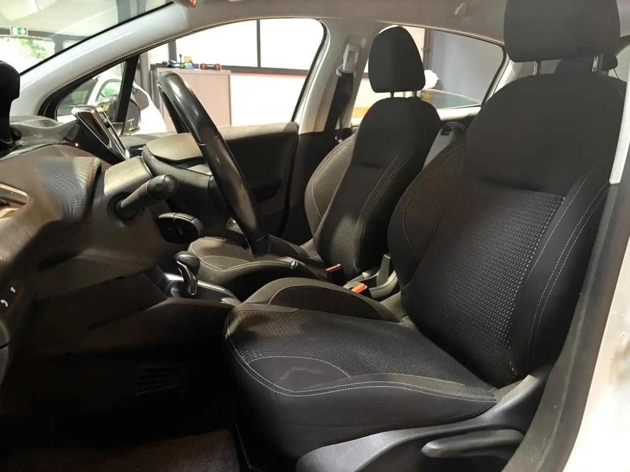 Peugeot 208 208 — photo 7