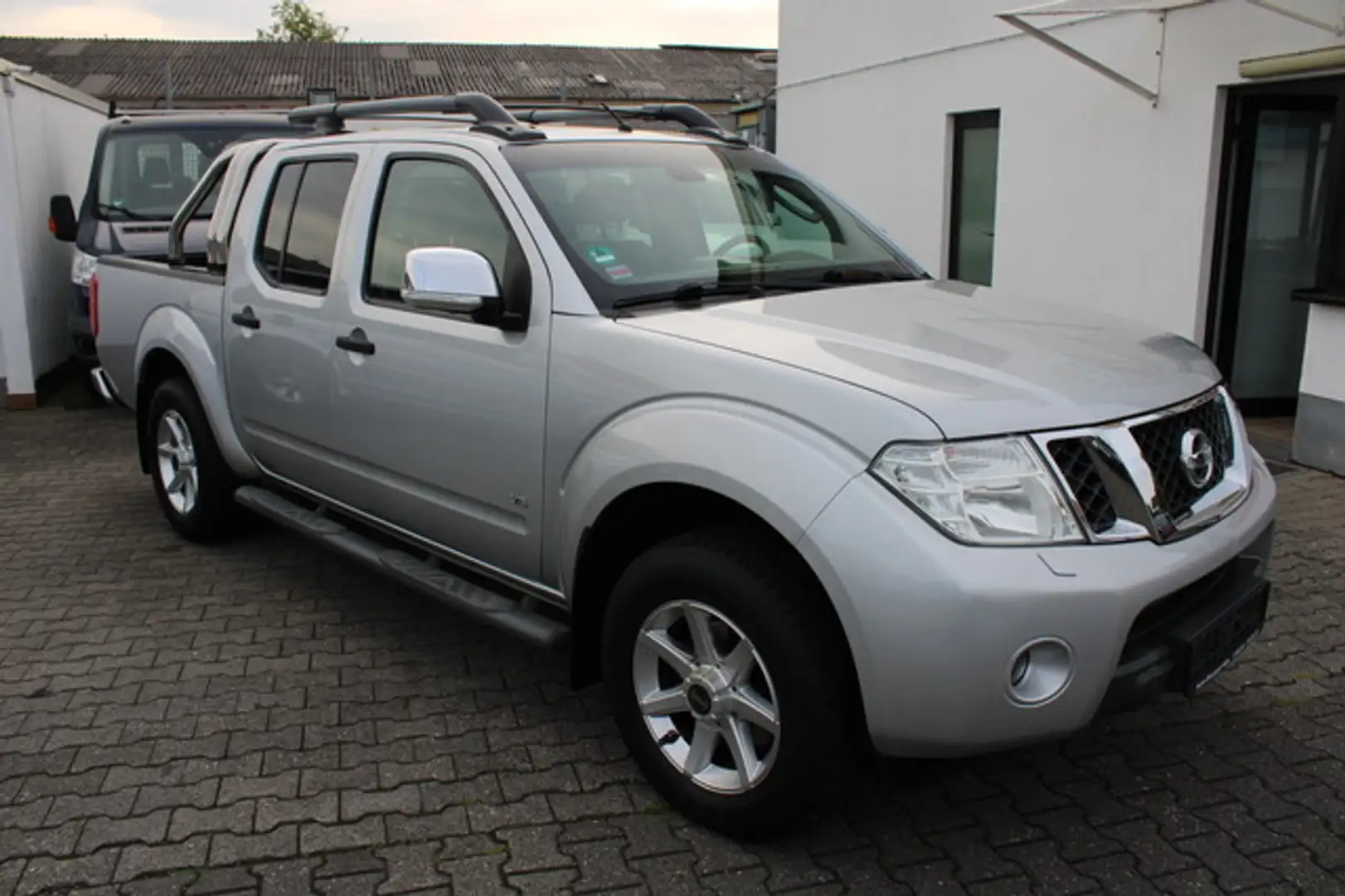 Nissan Navara Double Cab V6 4x4 *AHK*Gepflegt* Silber - 1